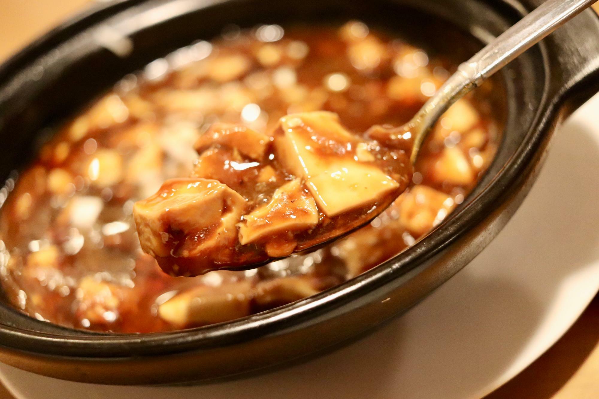 アツアツの麻婆豆腐はマイルドな辛さで食べやすい