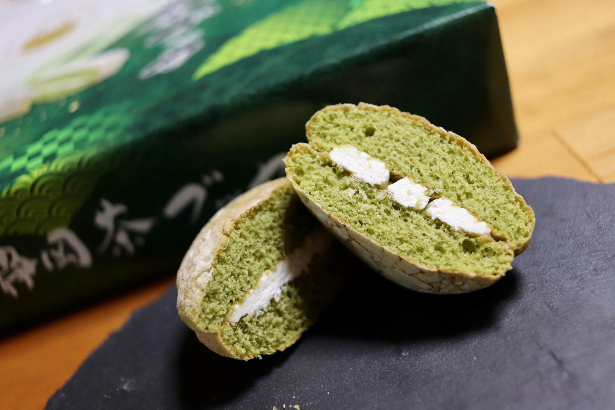静岡県産抹茶を使った生地は鮮やかな緑色