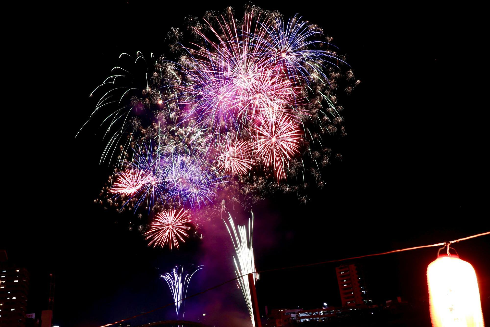 河川敷の桟敷席から見る狩野川花火大会の花火（2022年開催時の写真）