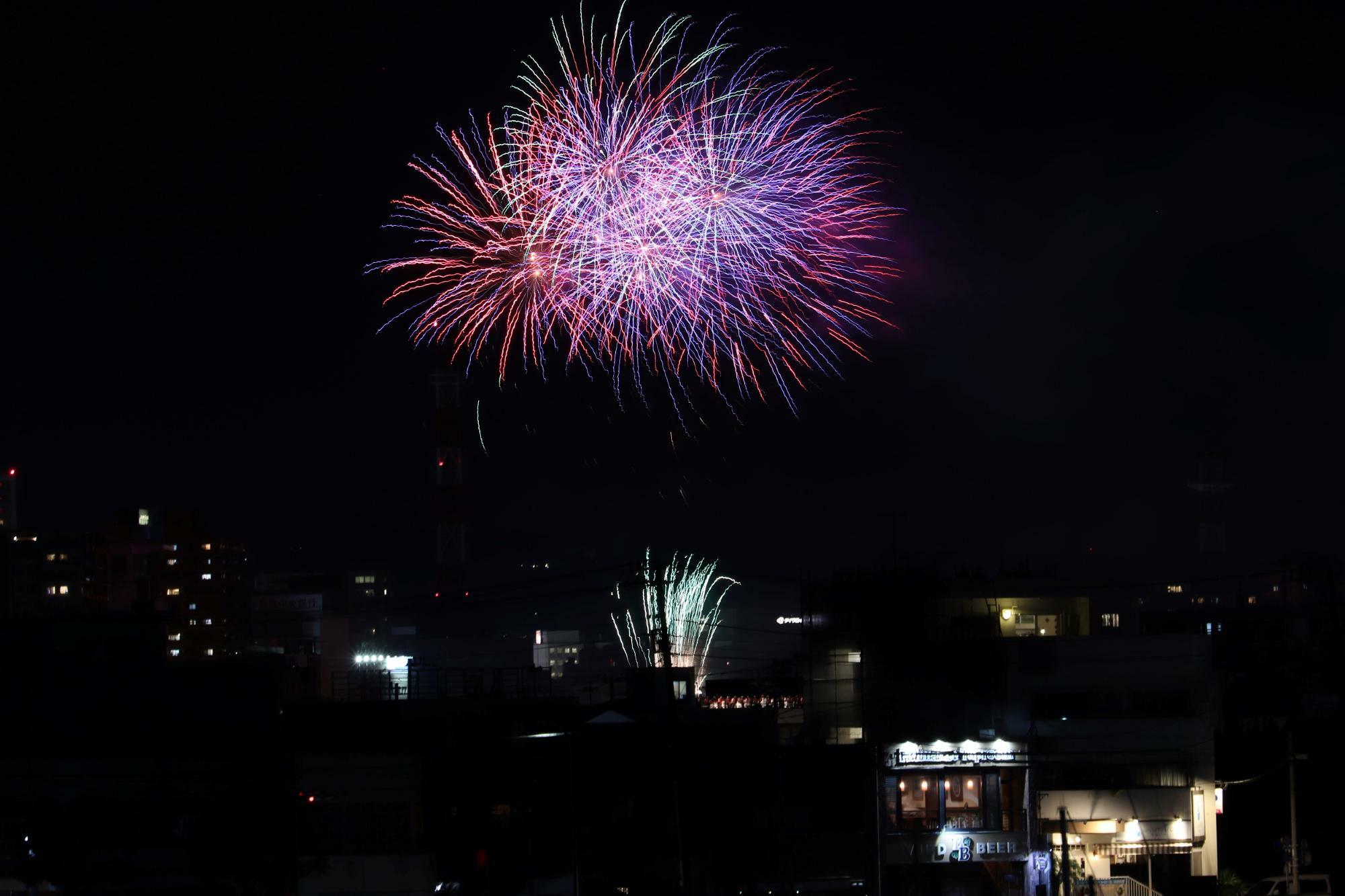沼津港から見る狩野川花火大会の花火（2022年開催時の写真）