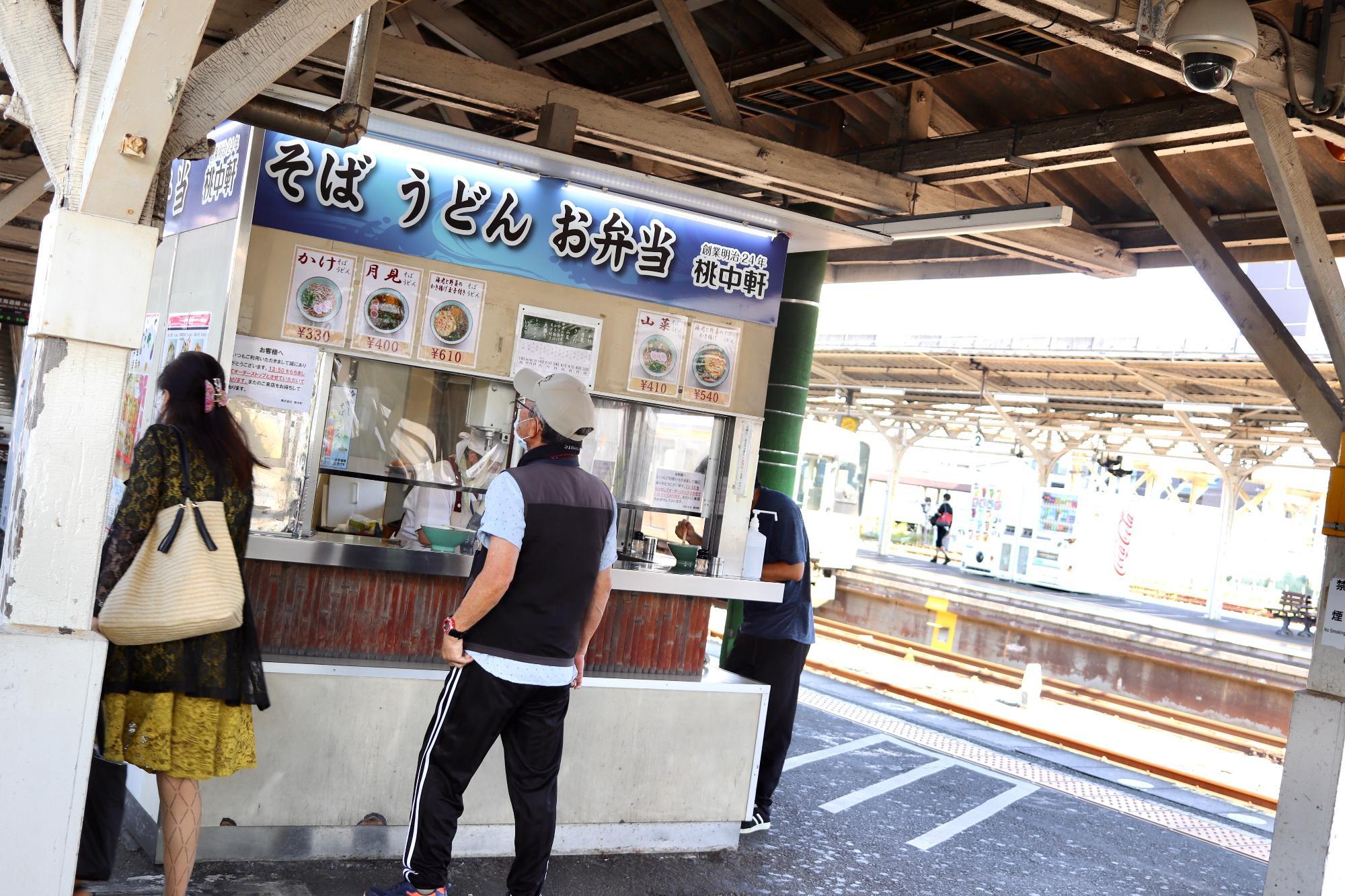 沼津駅ホーム「桃中軒」さんの駅そば