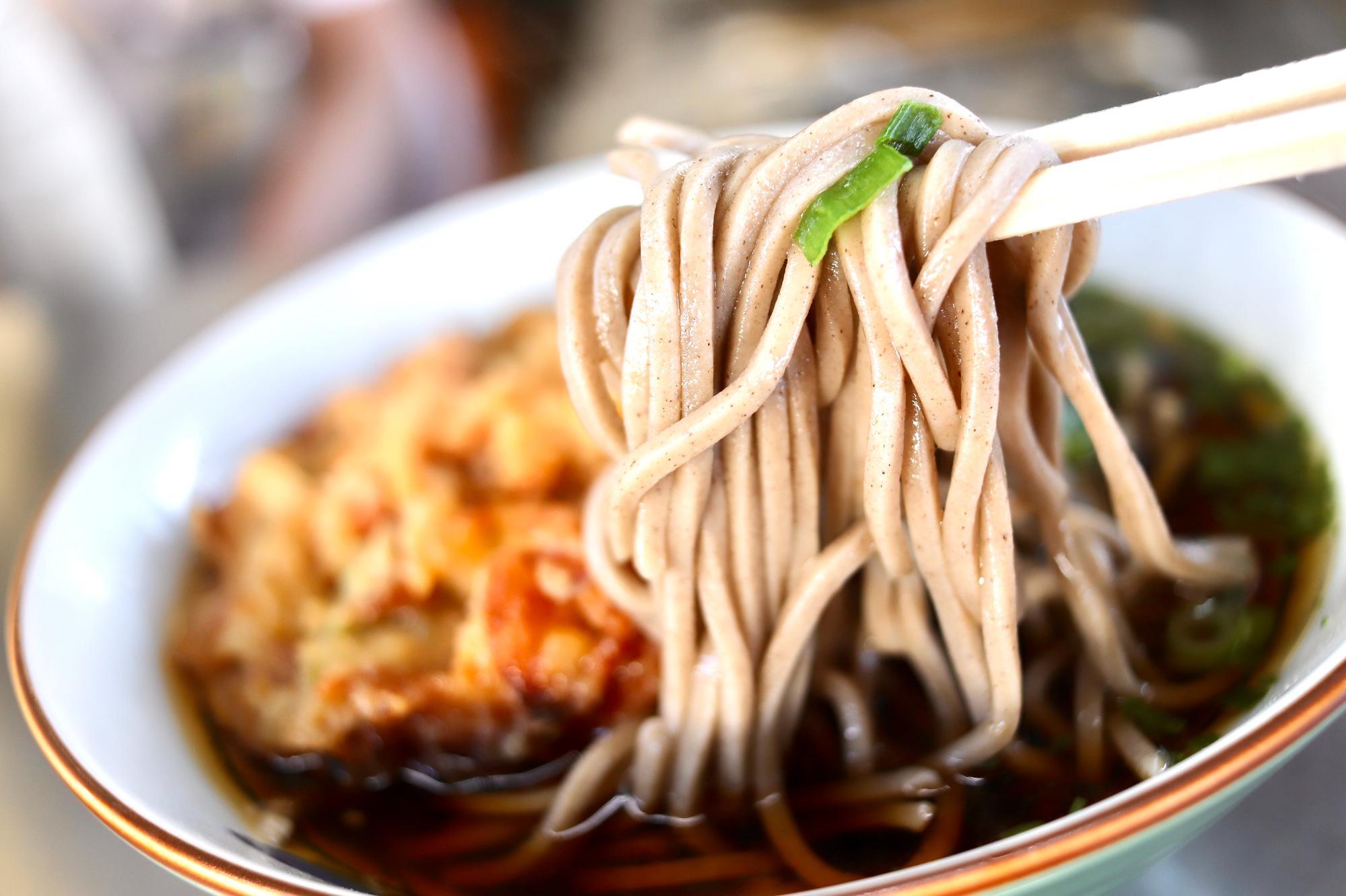 素朴なお蕎麦の麺がほっこりする美味しさ