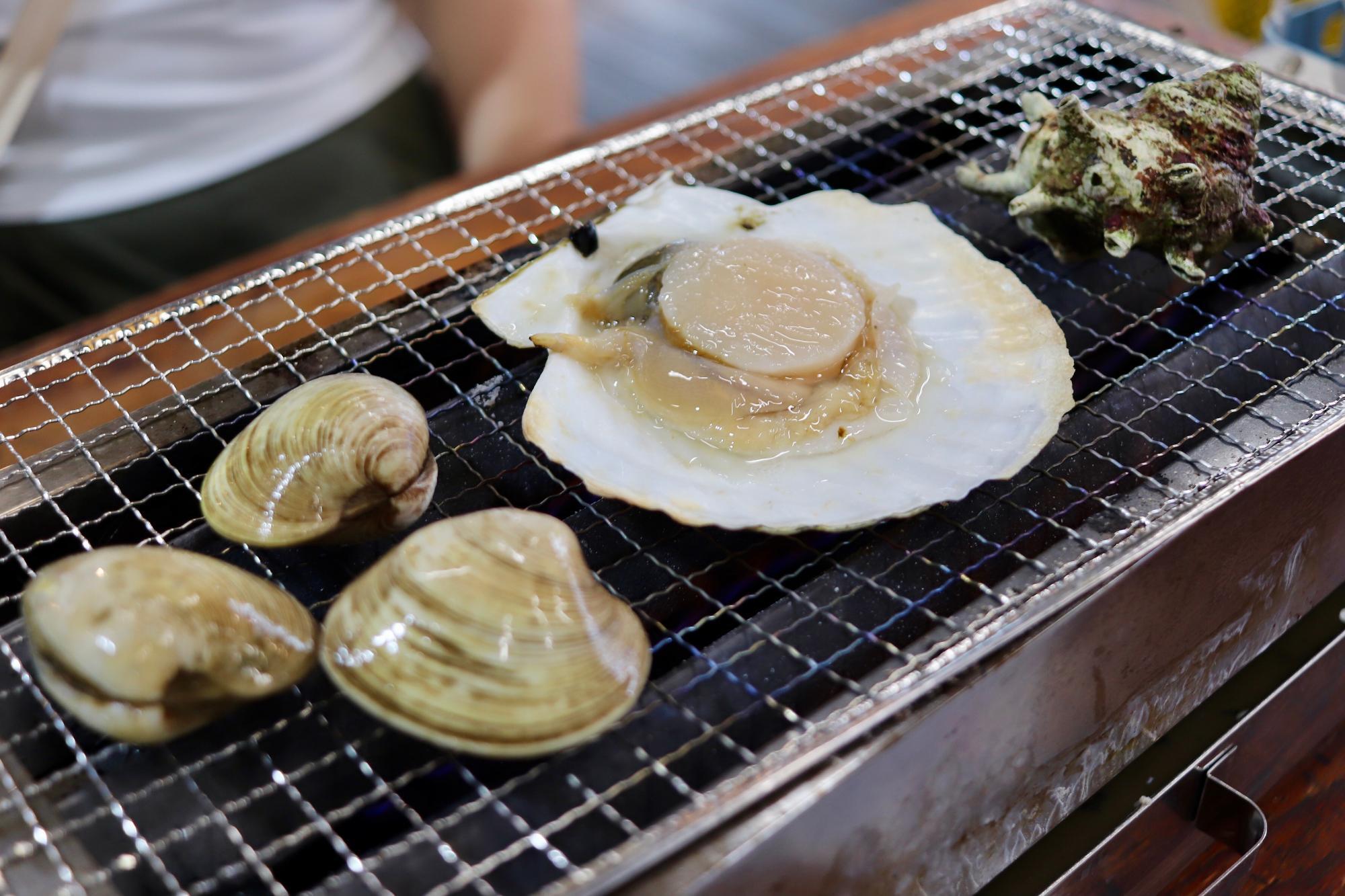 貝類を直火で焼いていきます