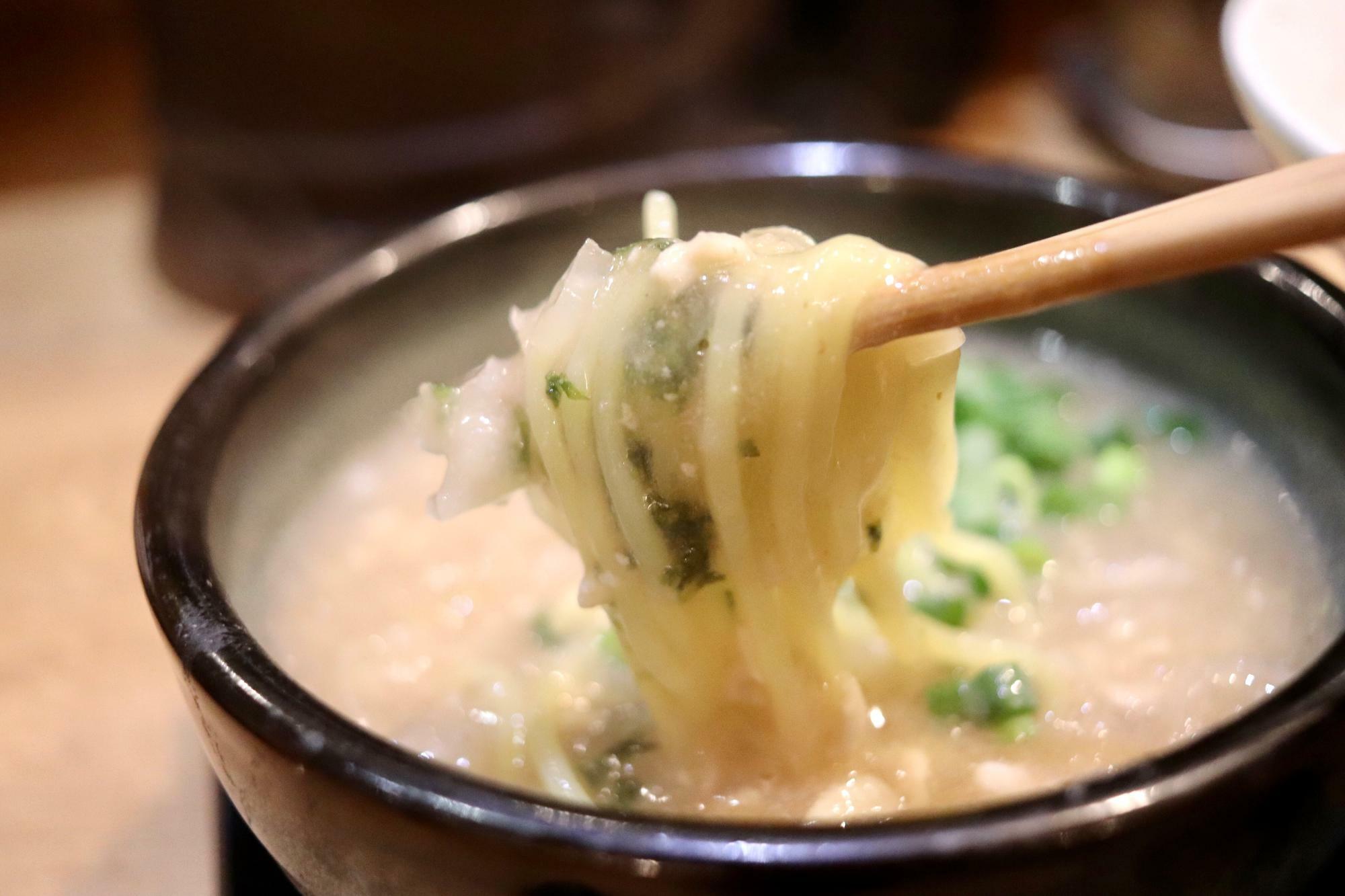 とろみのあるスープが中細麺にたっぷり絡みます
