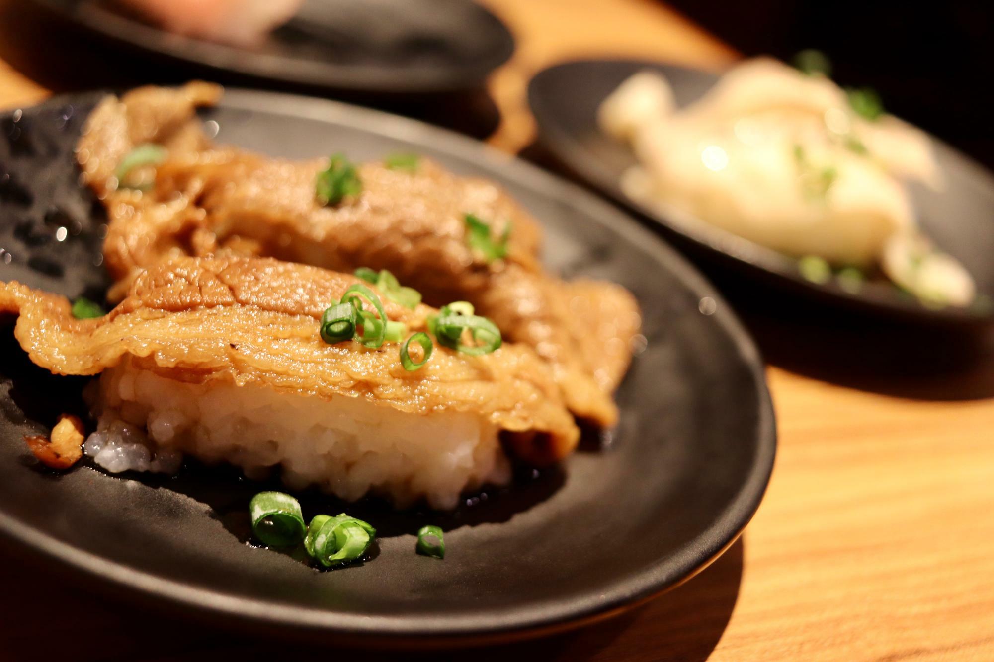 「牛カルビ寿司」と「豚カルビ寿司」