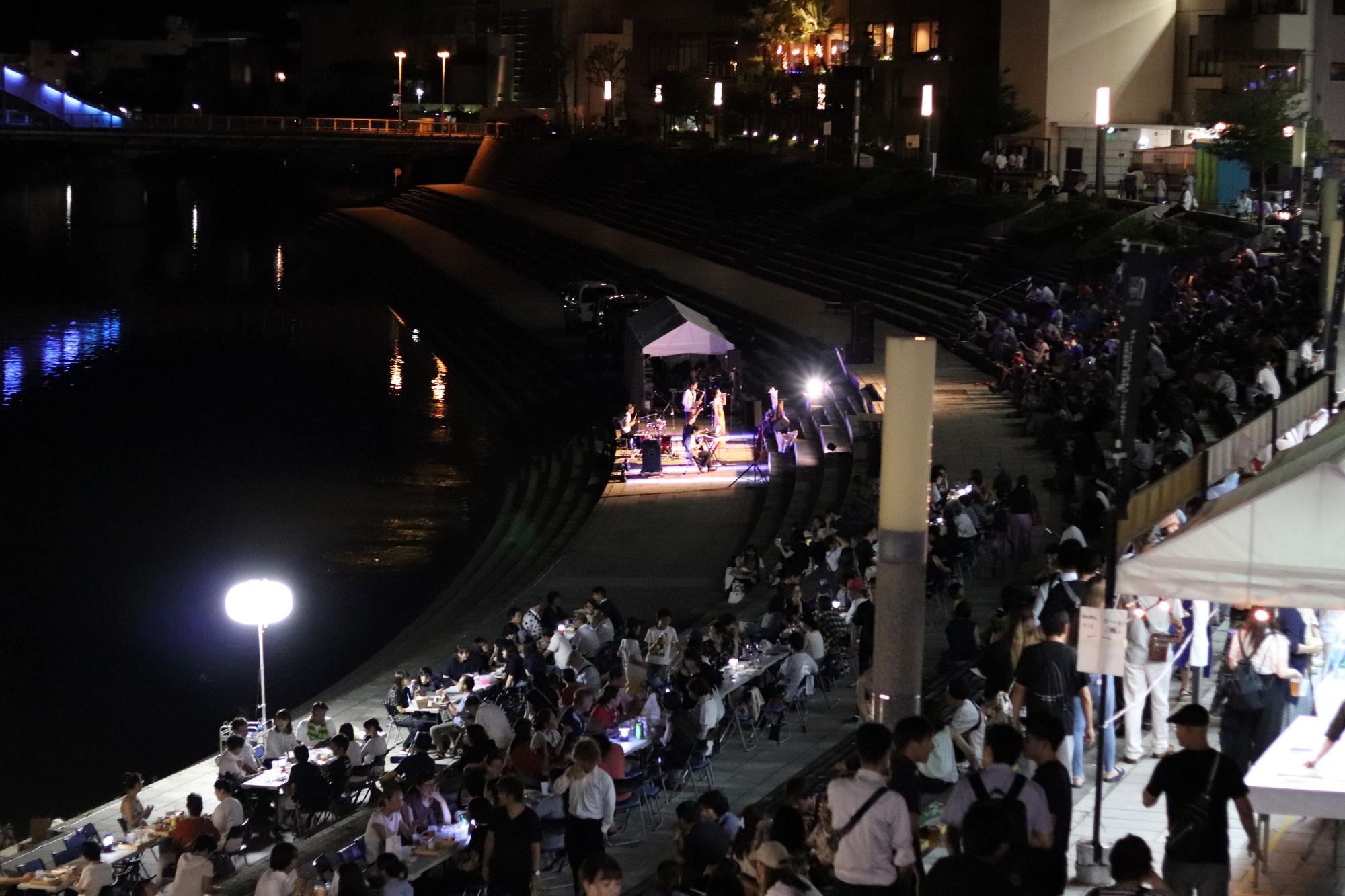 狩野川右岸「かのがわ風のテラス」でのイベントの様子（2019年開催時の写真）