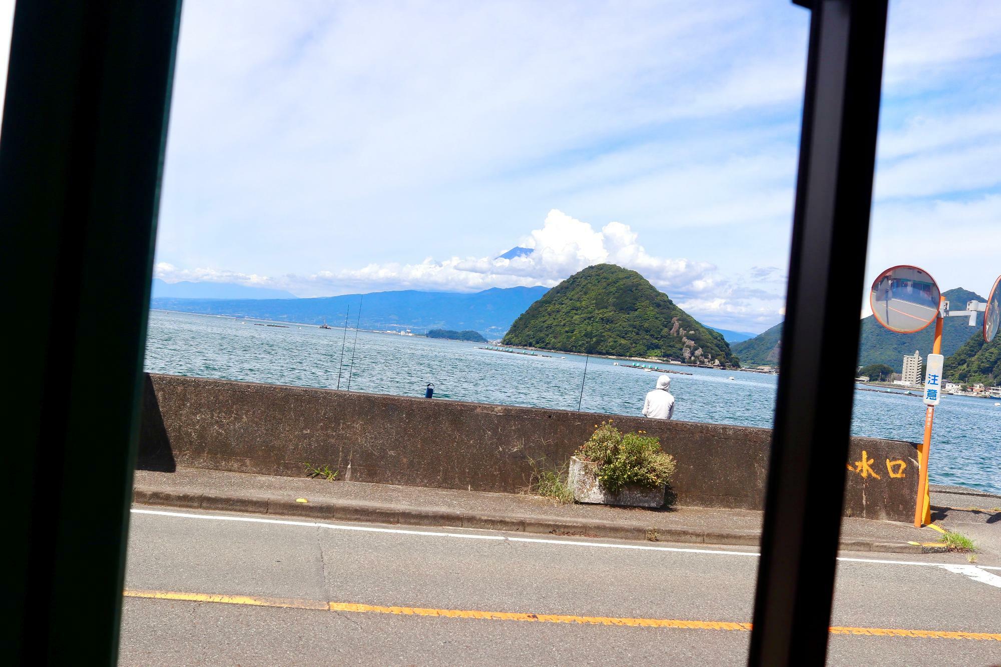 お店の窓からは駿河湾や富士山がよく見えます