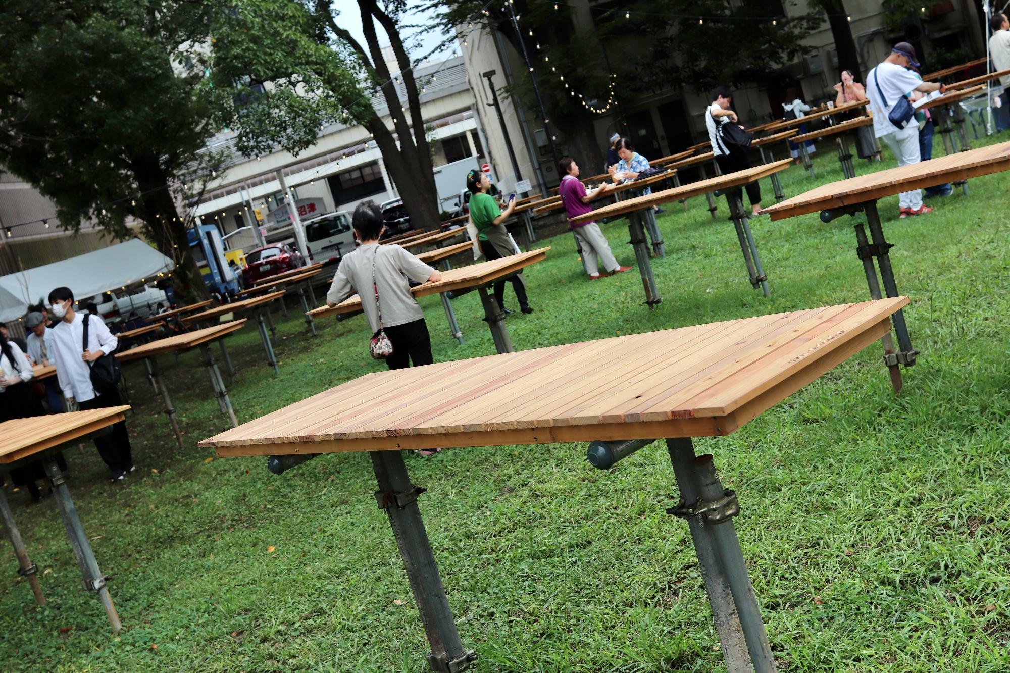 公園各地にテーブルも設けられていていました