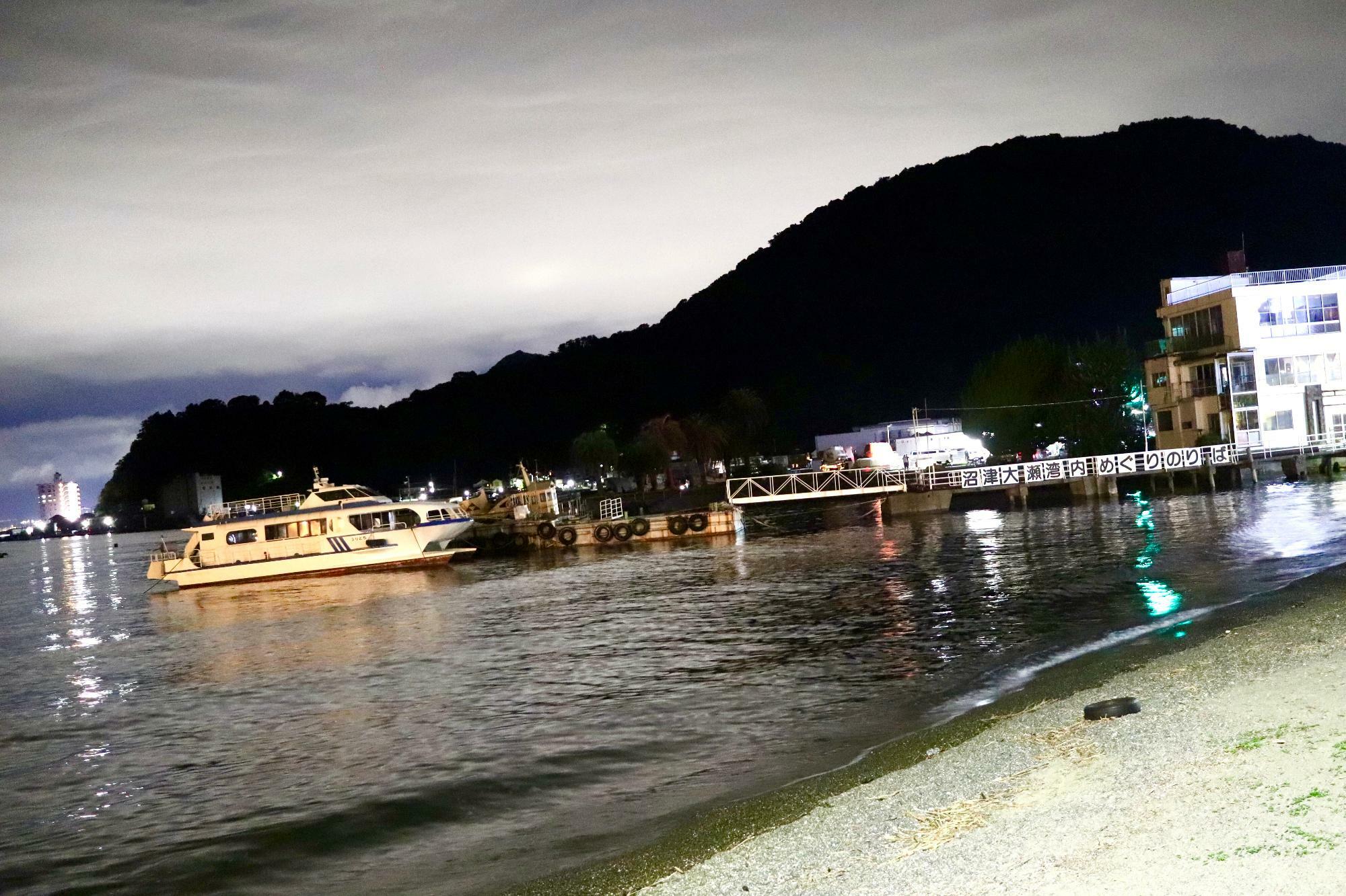 夜の三津海水浴場