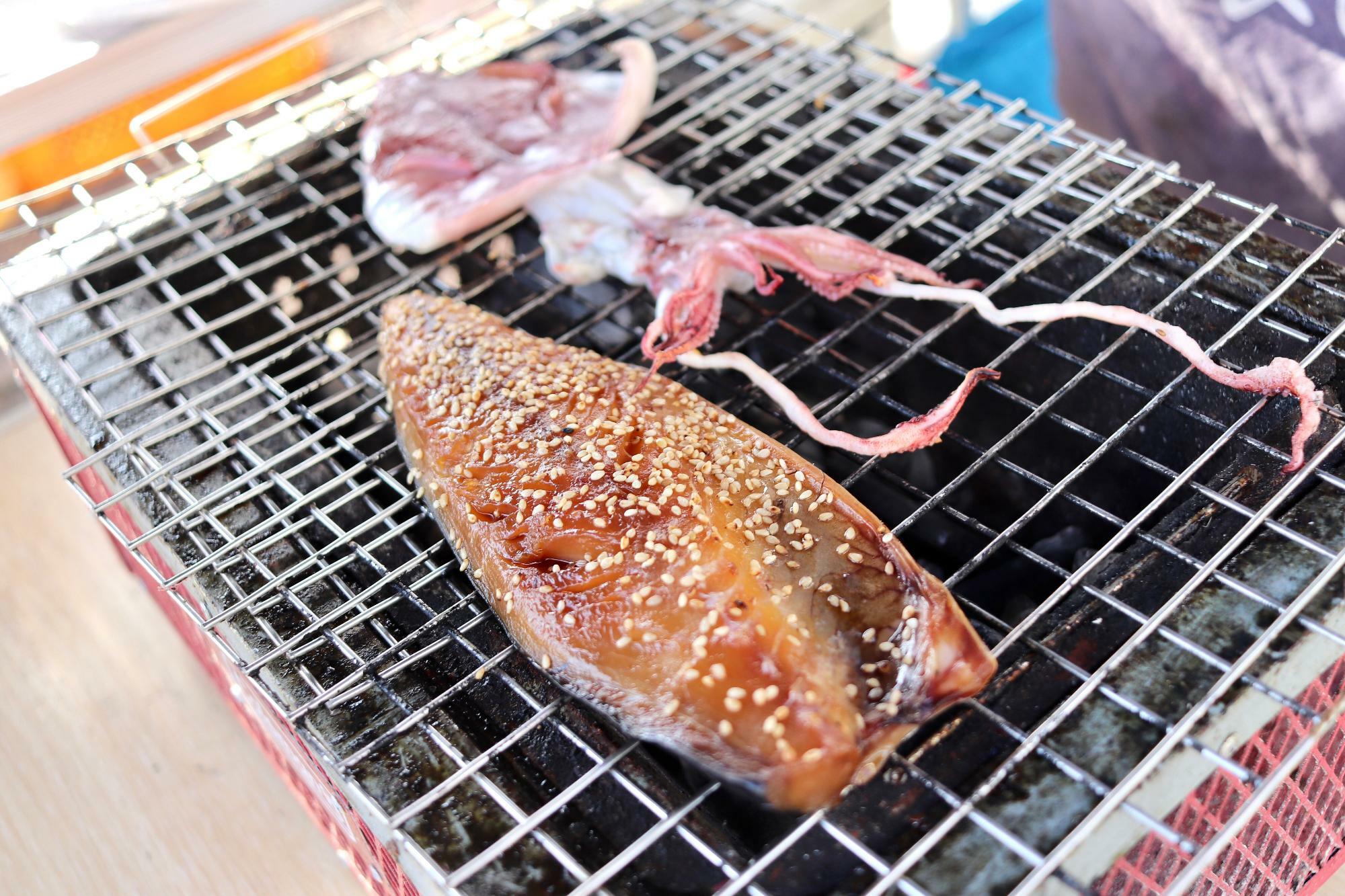 内浦漁港日曜朝市で食べられる焼きたての干物