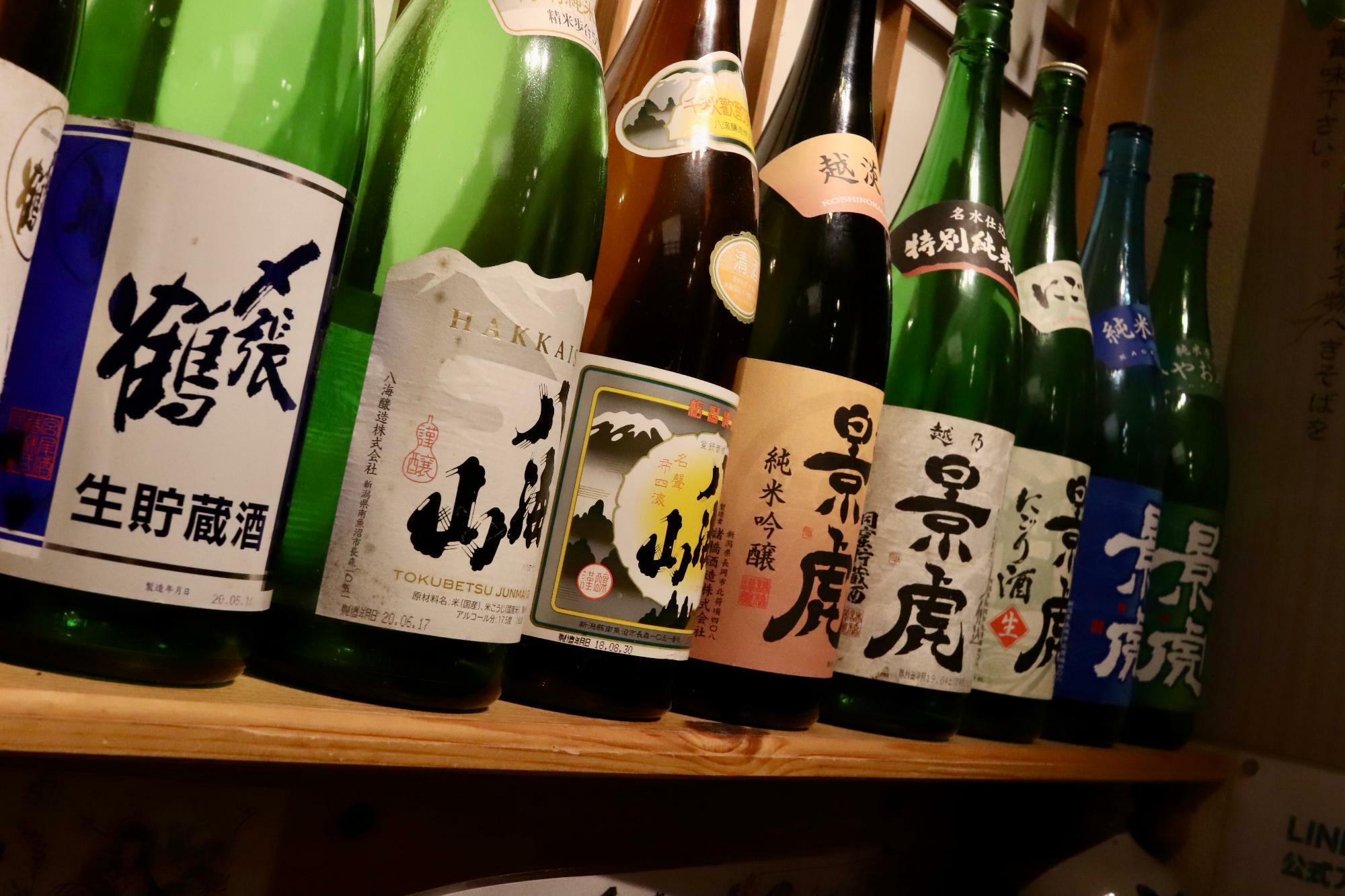 新潟の地酒のビンが並びます