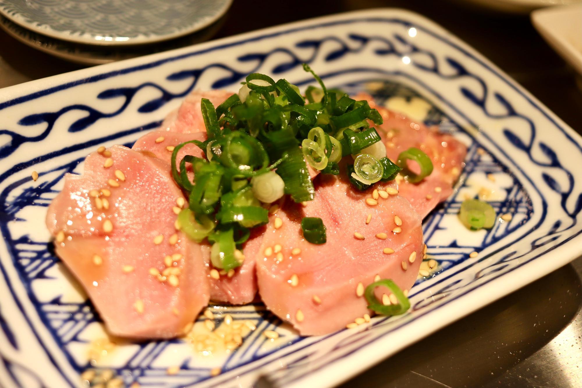 「タンの低温調理刺し」599円+税
