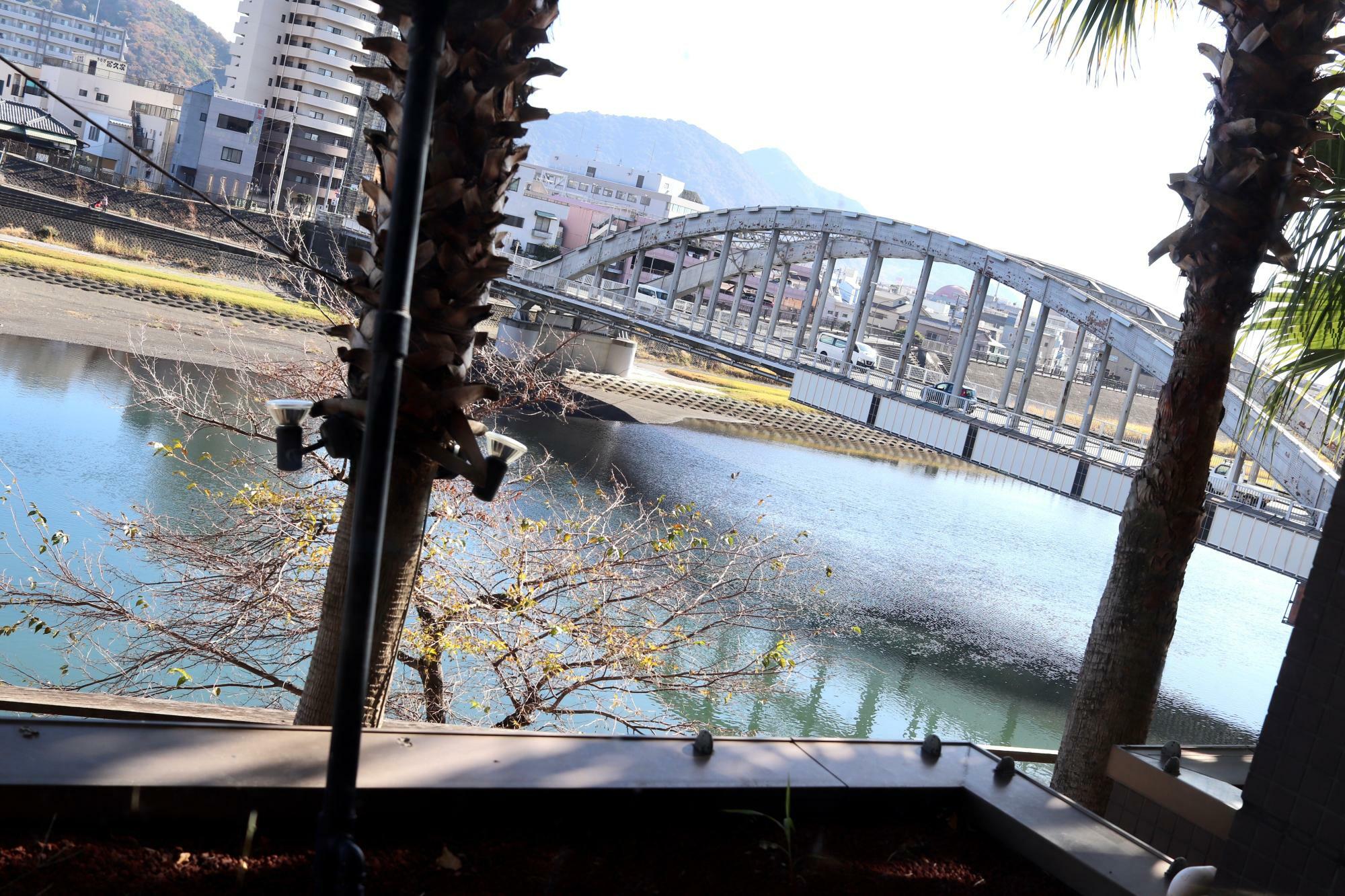 窓際席からは狩野川の流れや御成橋がよく見えます