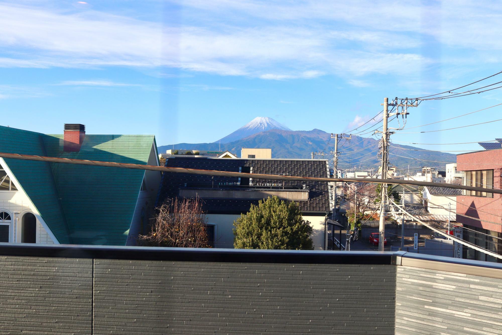 北側のテラスからは富士山もよく見えます