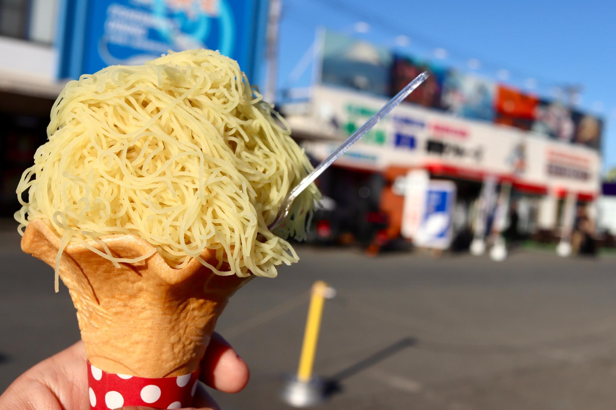 たっぷりクリームに焼き芋パウダーと岩塩をトッピング