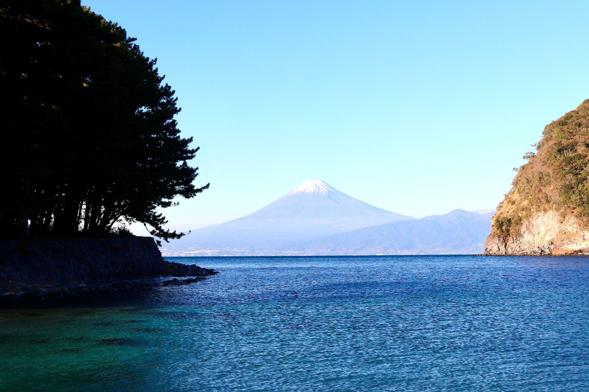 海の向こうには雄大にそびえる富士山