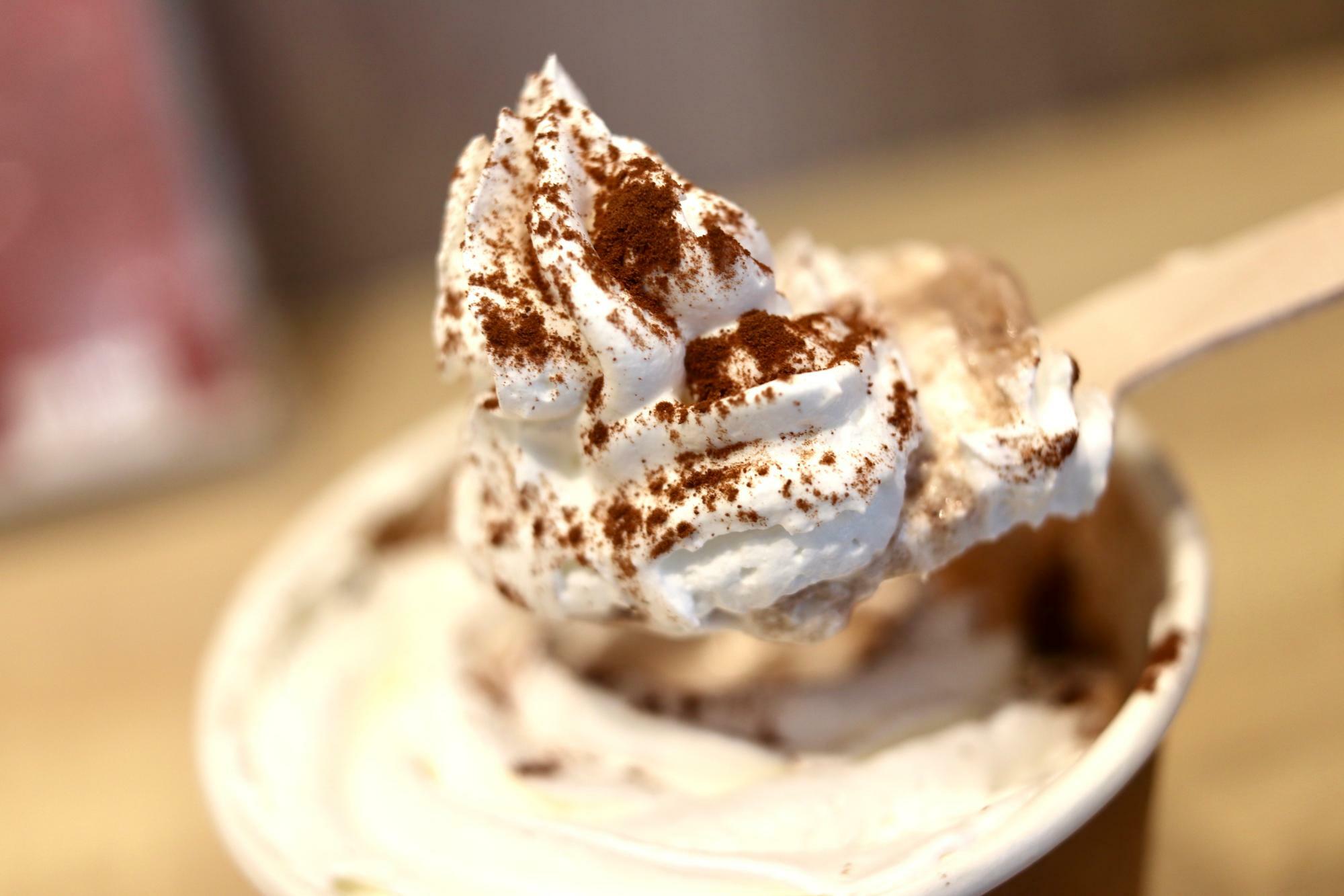 チョコレートドリンクの上にホイップクリームがたっぷり