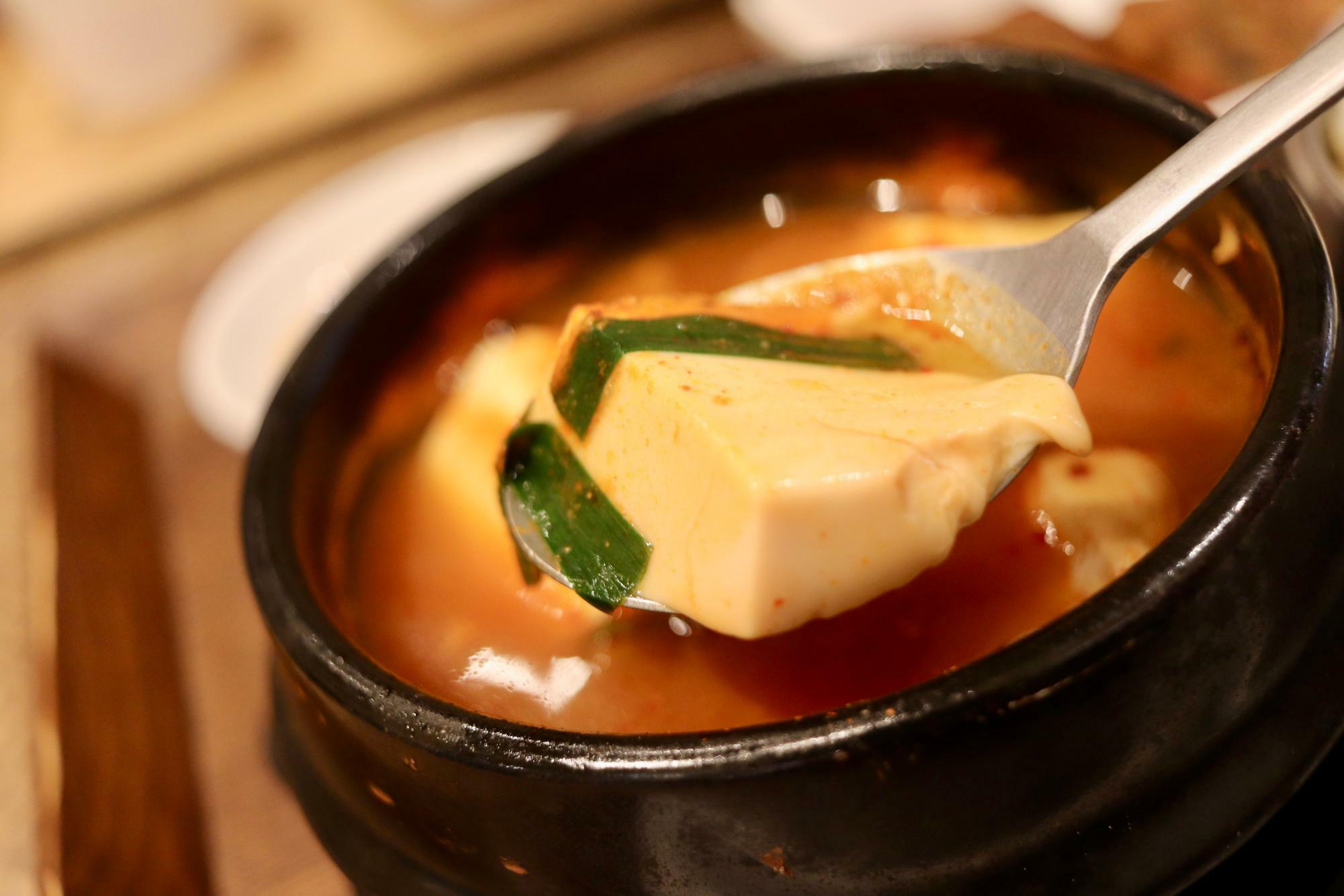 熱々のスープにぷるぷるのお豆腐