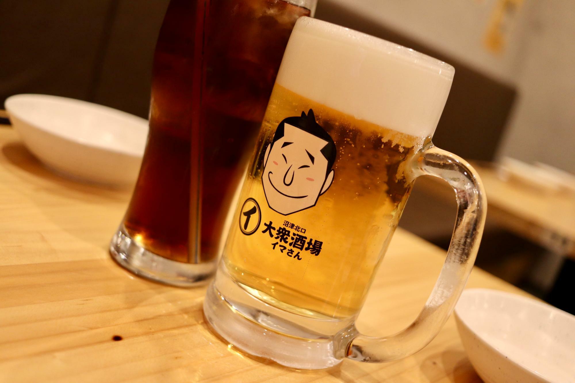生ビール（中ジョッキ385円＋税）とウーロン茶（285円＋税）