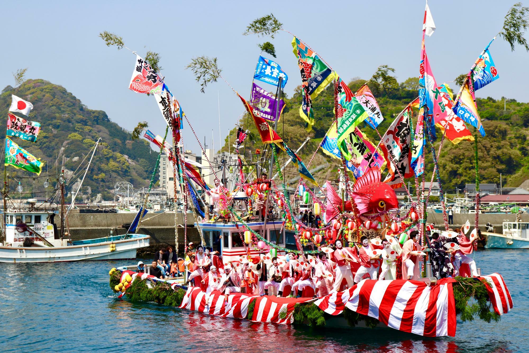大漁旗で飾られた参拝船（撮影：2018年）