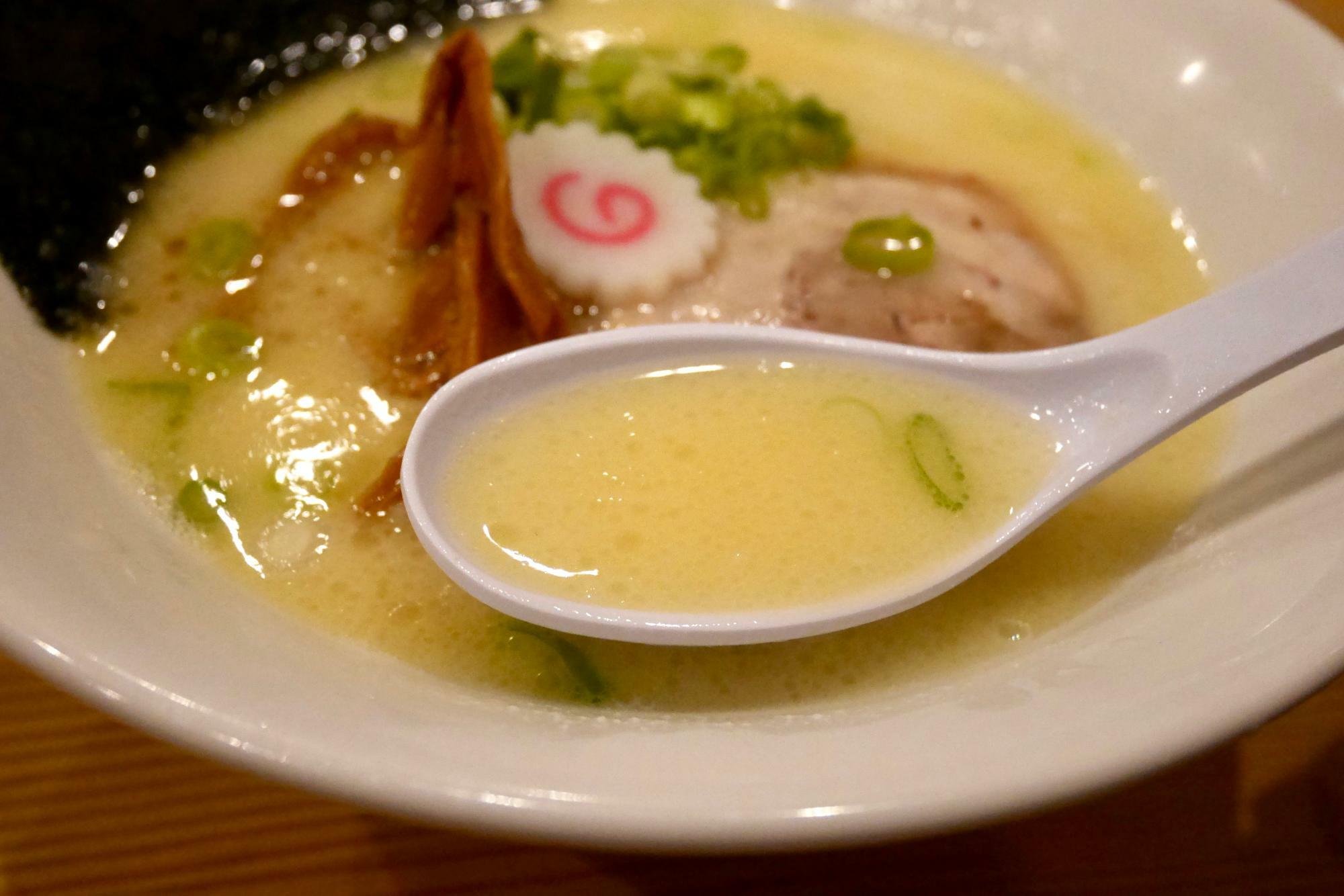 まろやかコク深い鶏白湯スープは生姜が香ります