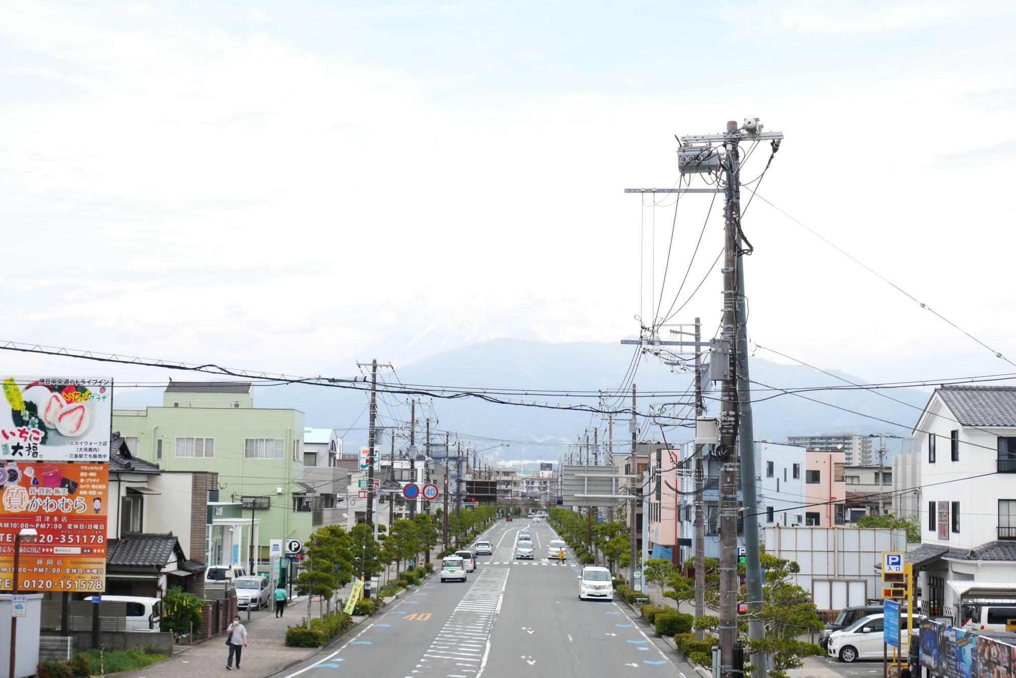 大通りを行き交う車やその向こうに富士山も見えます