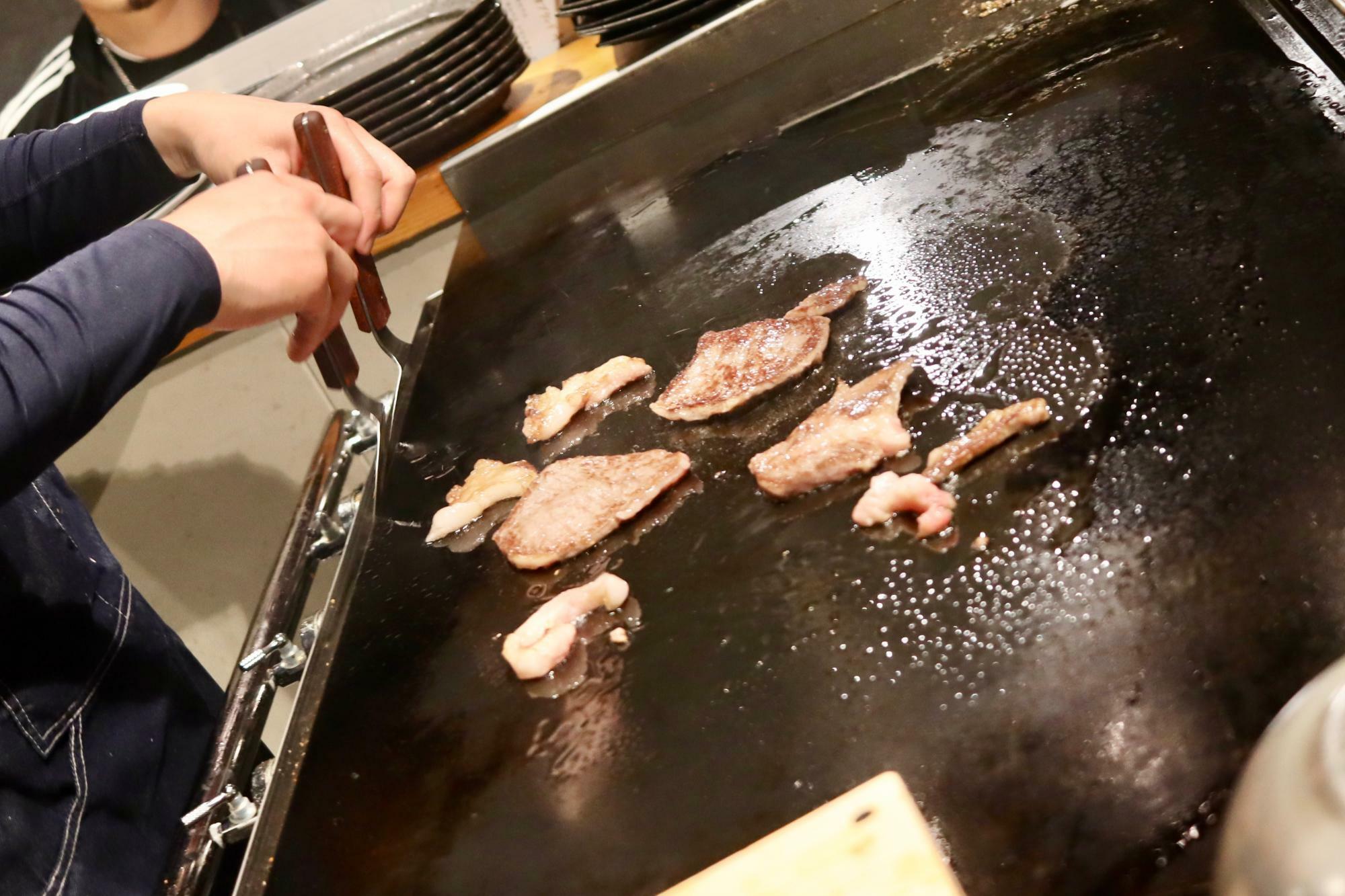 目の前の鉄板で調理されるお肉やお野菜