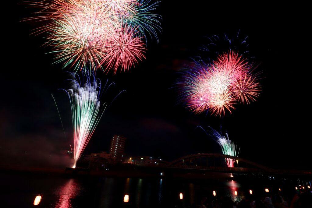 桟敷席から見る狩野川花火大会の花火（2023年開催時のようす）
