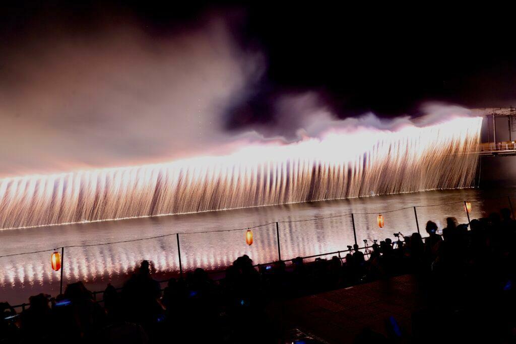 桟敷席から見るクライマックスのナイアガラ大瀑布（2023年開催時のようす）