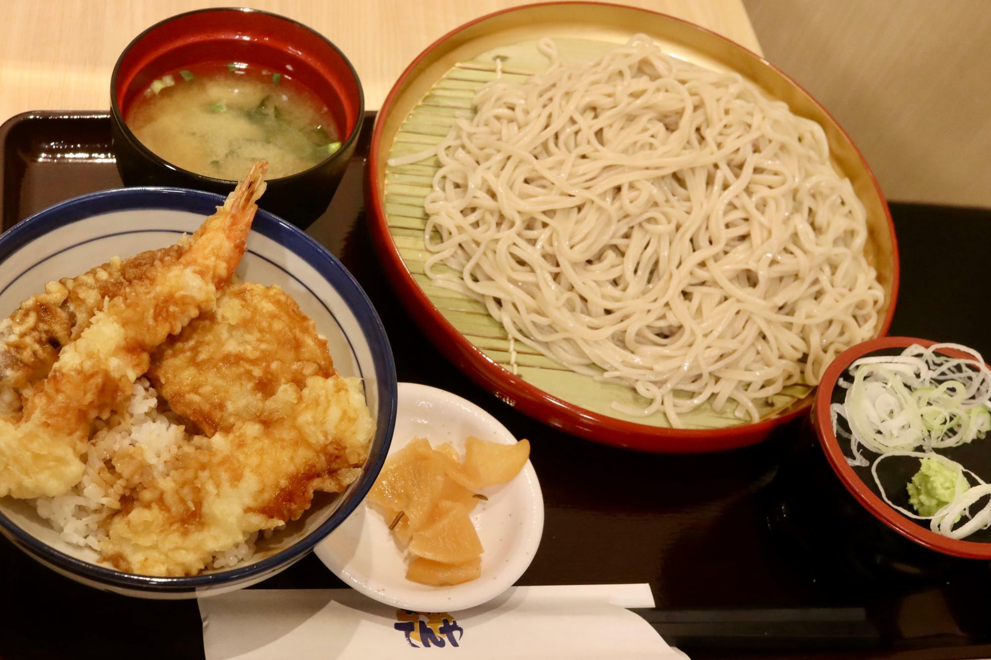 ミニ天丼とそばのセット（920円税込）