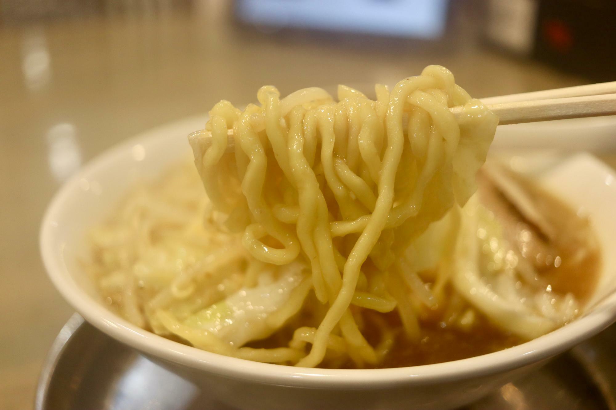 もちもちとした麺にスープが絡みます