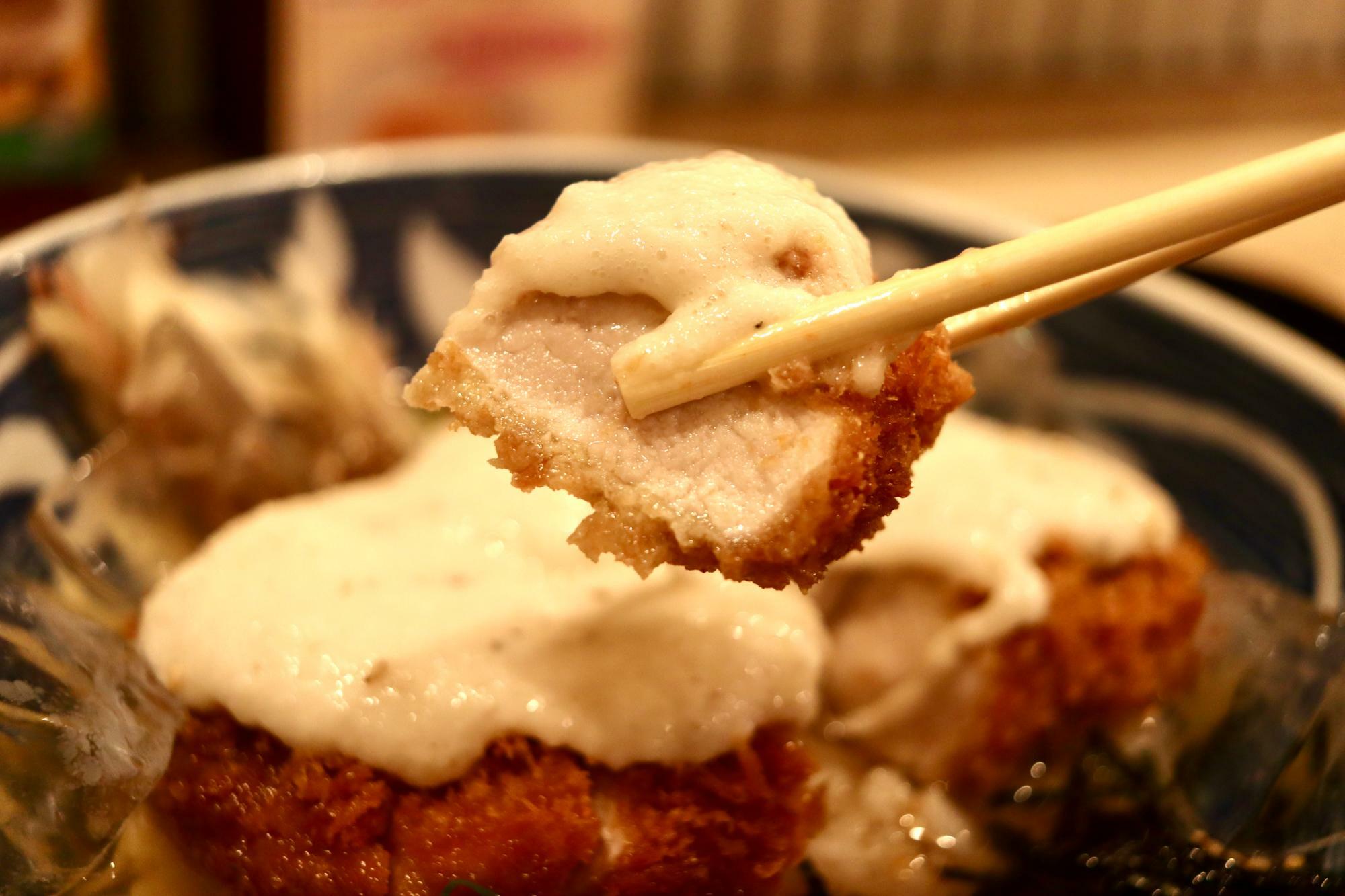 カラッと揚がった豚肉は上品でジューシーな美味しさ