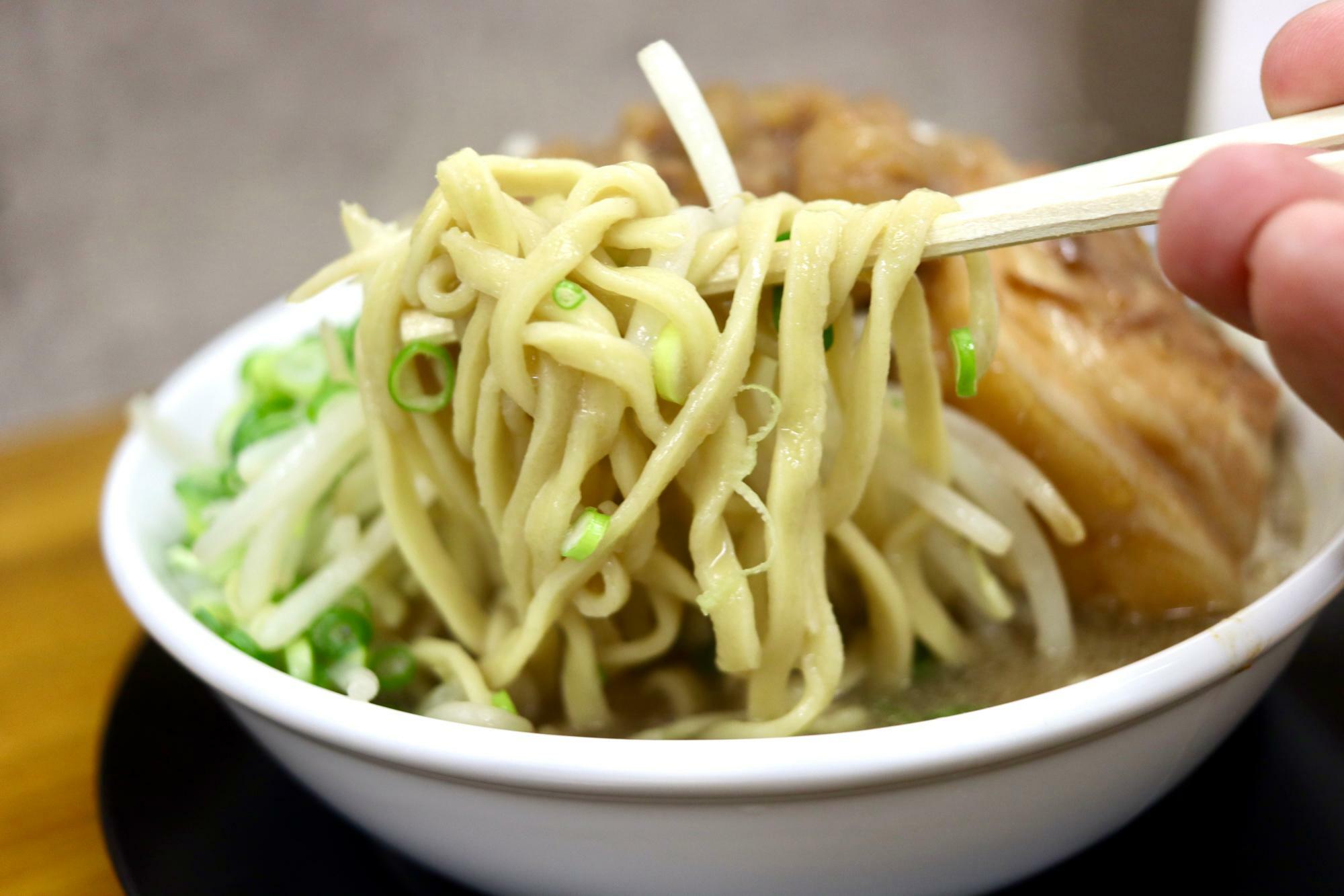 たっぷり歯ごたえのある平打ち麺