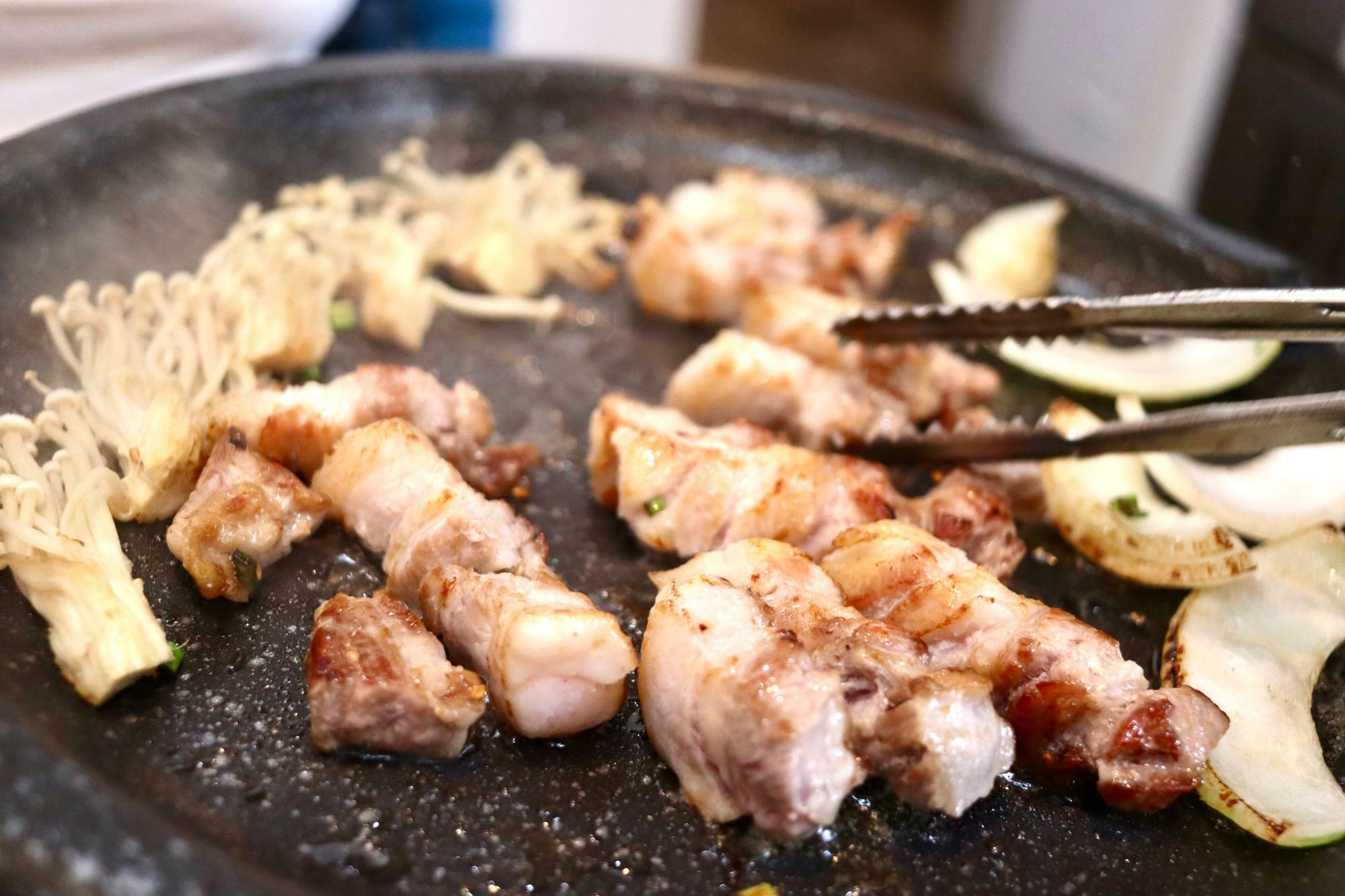 目の前で焼けていくお肉が食欲をそそります