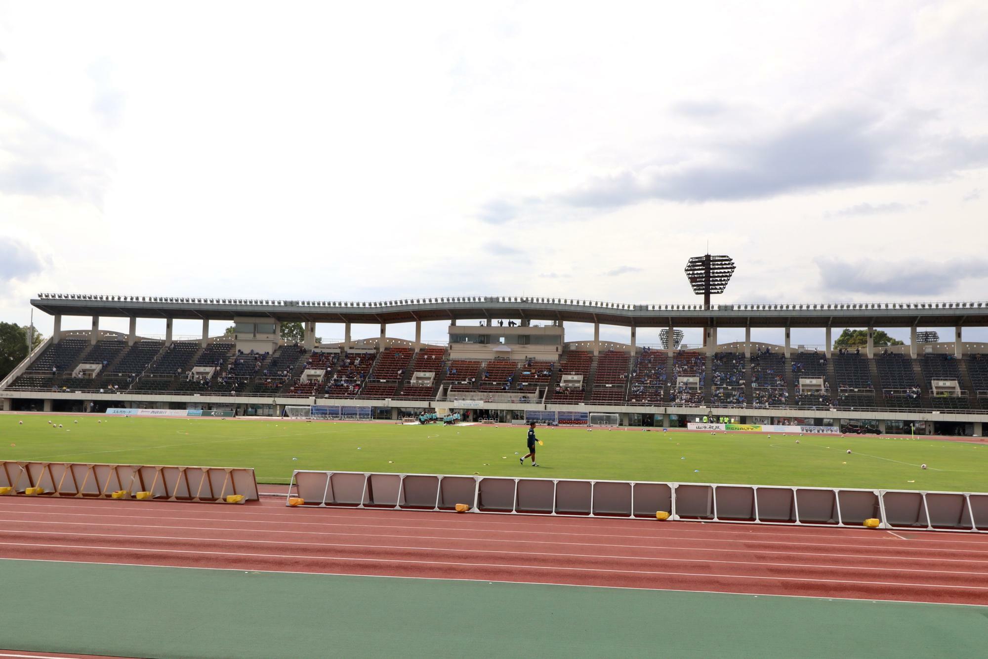 愛鷹広域公園多目的競技場のフィールド