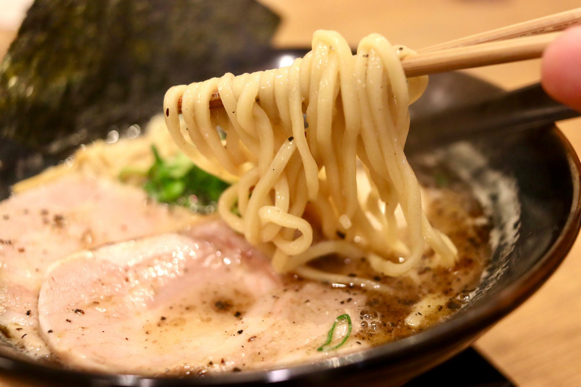 うま味たっぷりのスープを絡めるストレート麺