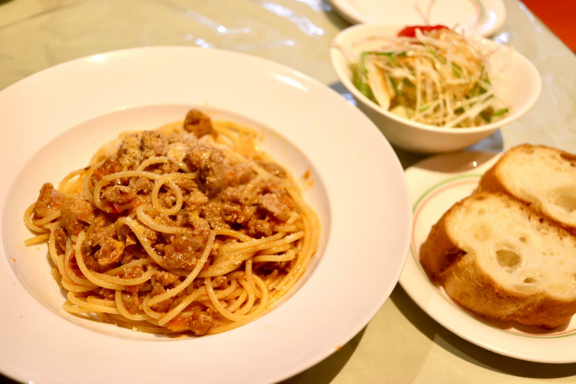 本日の定食「豚肉のラグーソースのスパゲッティ」1,300円税込