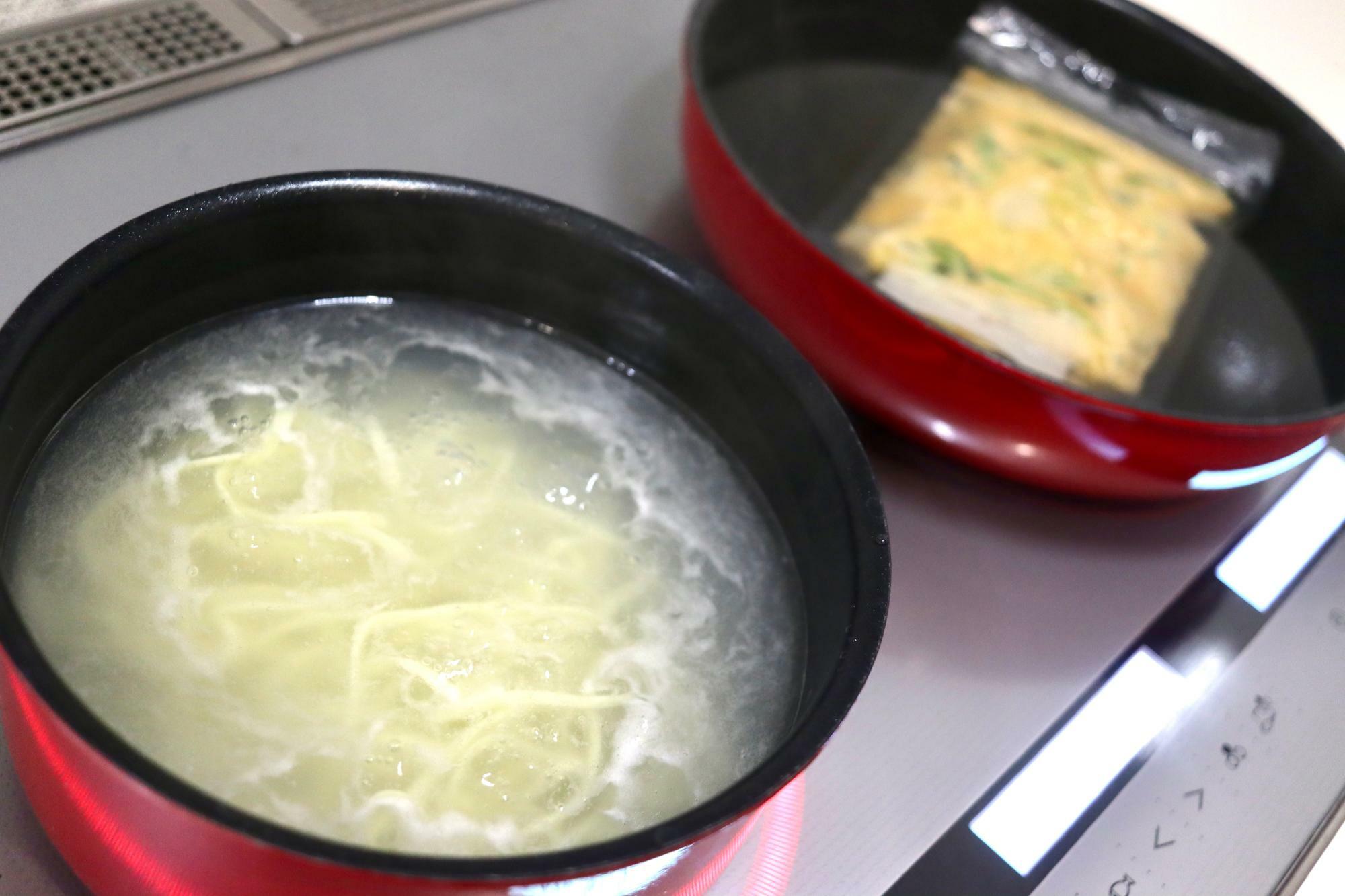 麺とスープをそれぞれお湯で調理