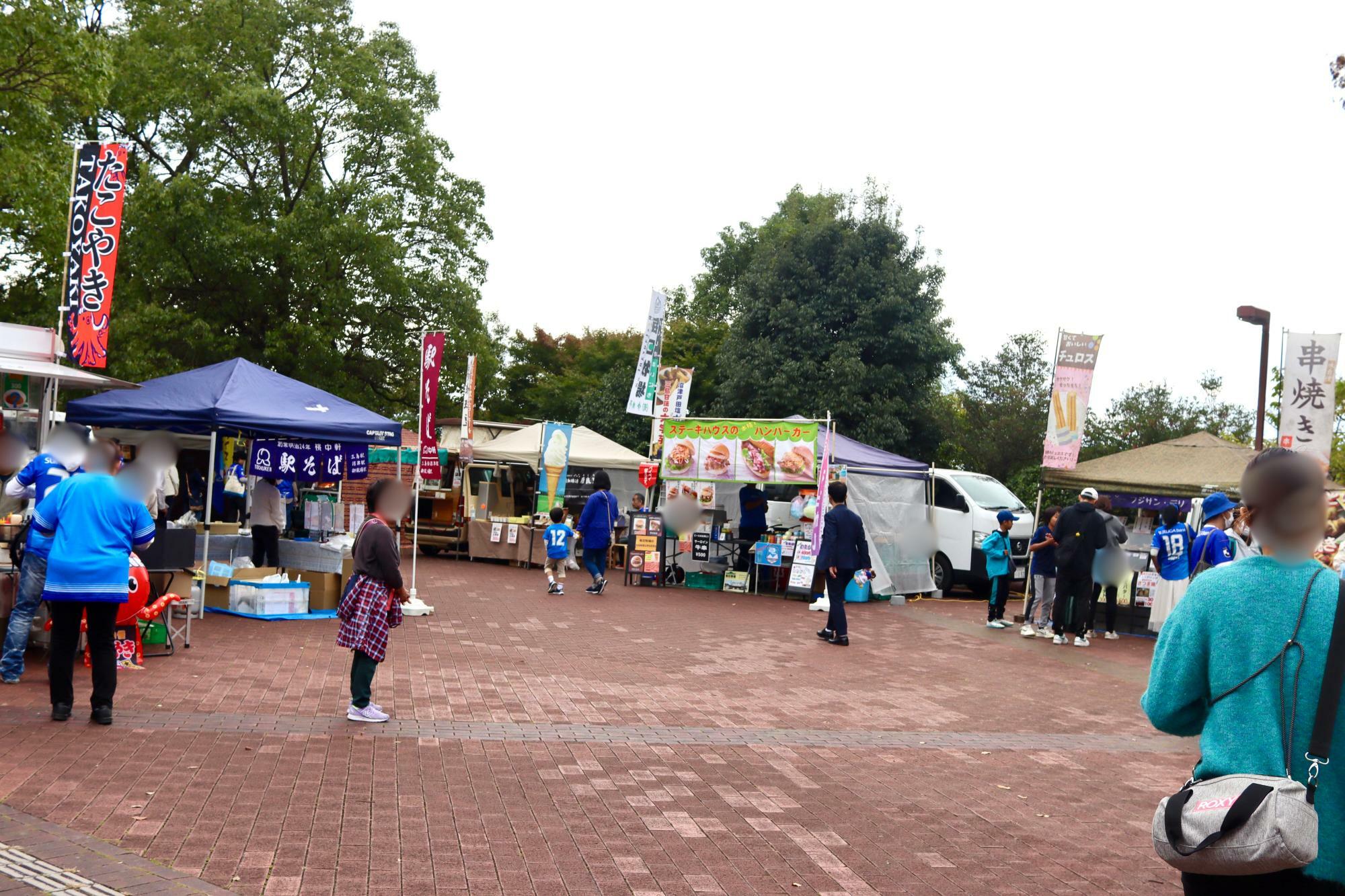 試合当日はたくさんのスタジアムグルメが出店します