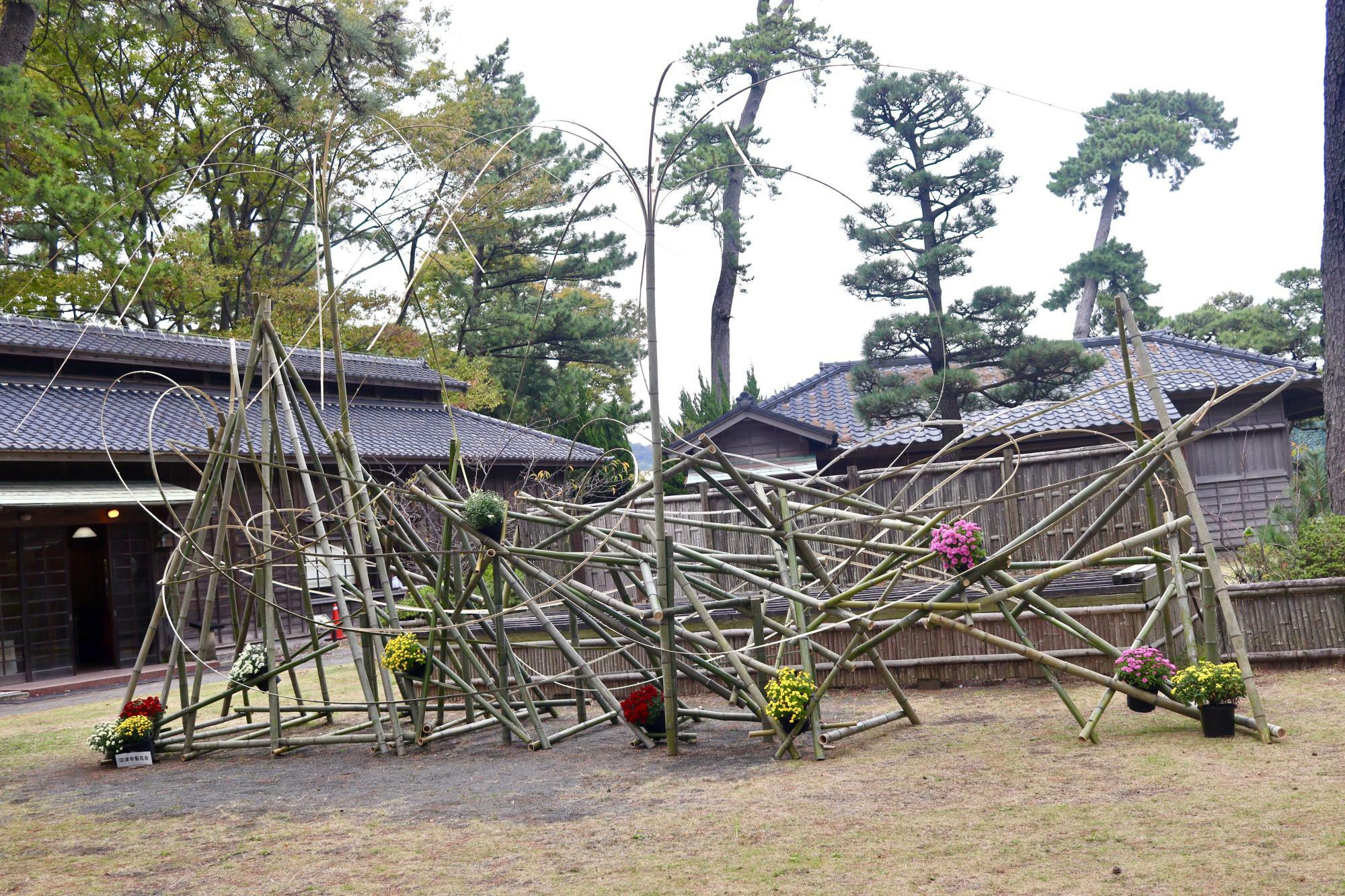 園内に竹のインスタレーションアートが展示されています