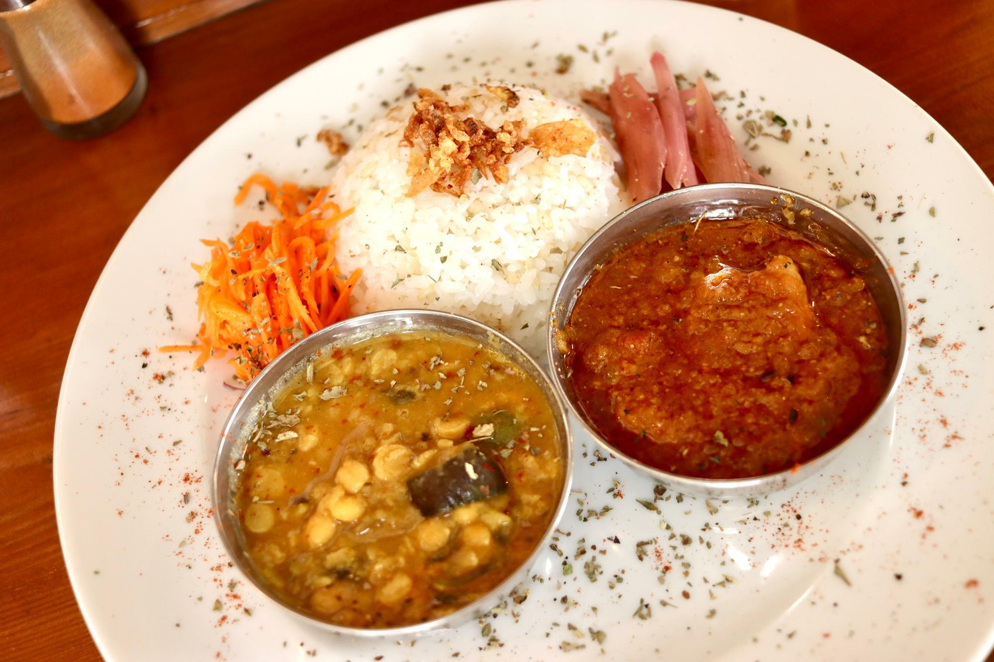 「チキン」のカレーと「ナスとダル」のカレー