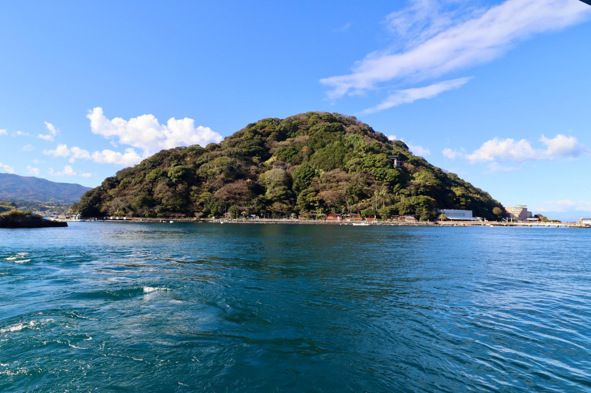 「あわしまマリンパーク」さんがある無人島・淡島