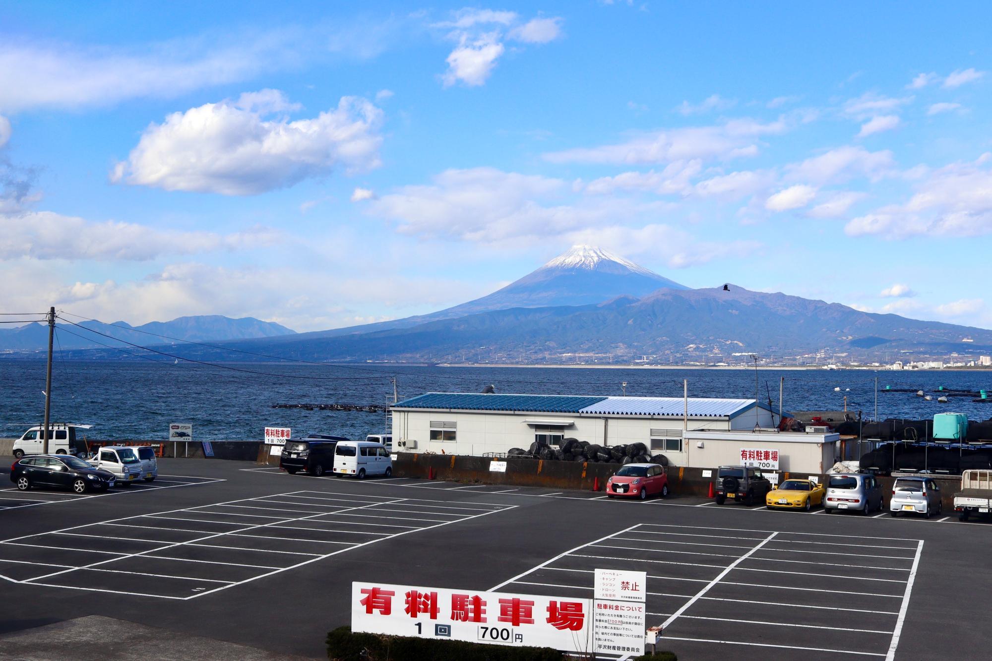 2階のお席からは窓越しに見事な富士山