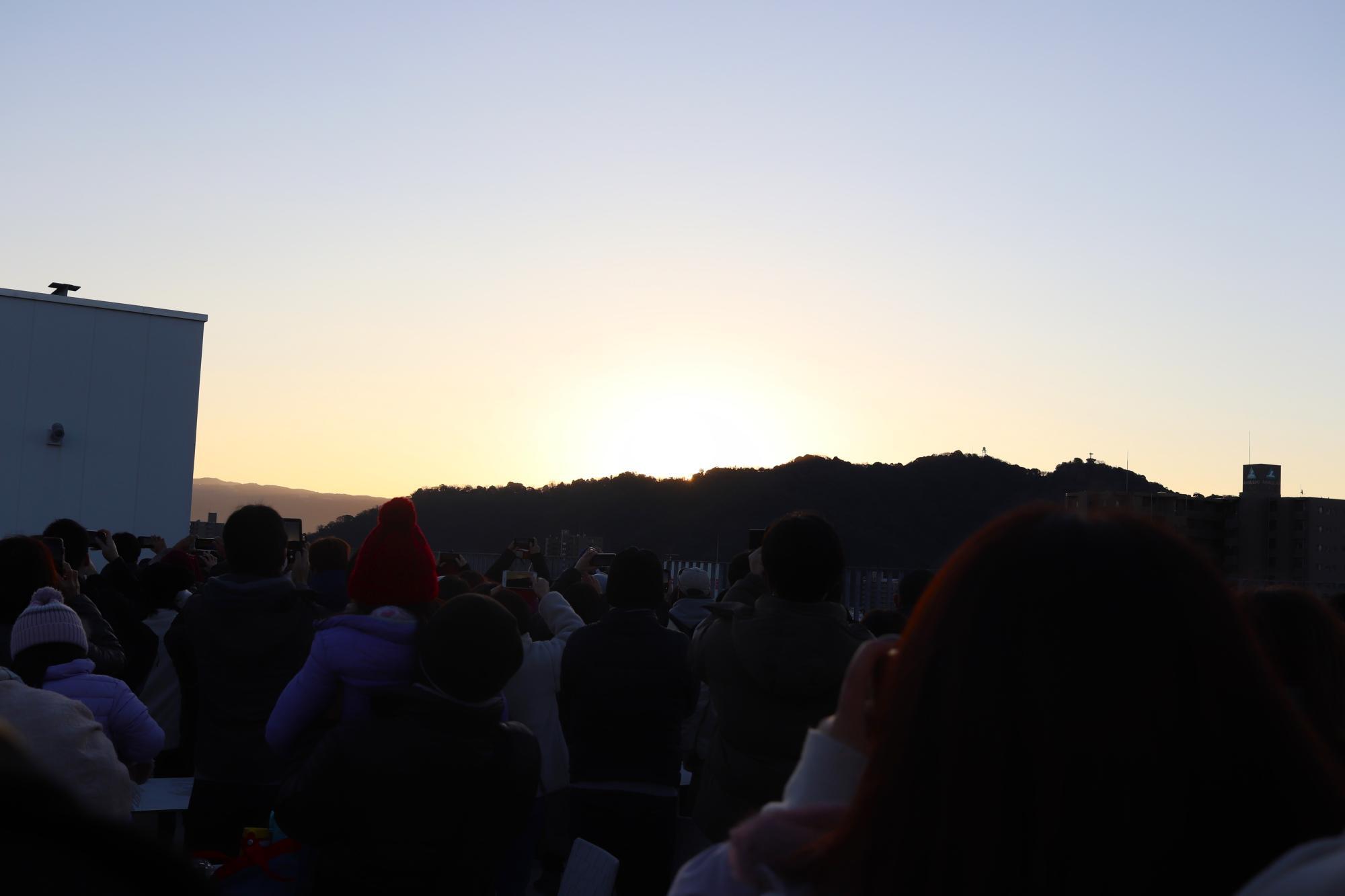 香貫山の方角から朝日が昇ります