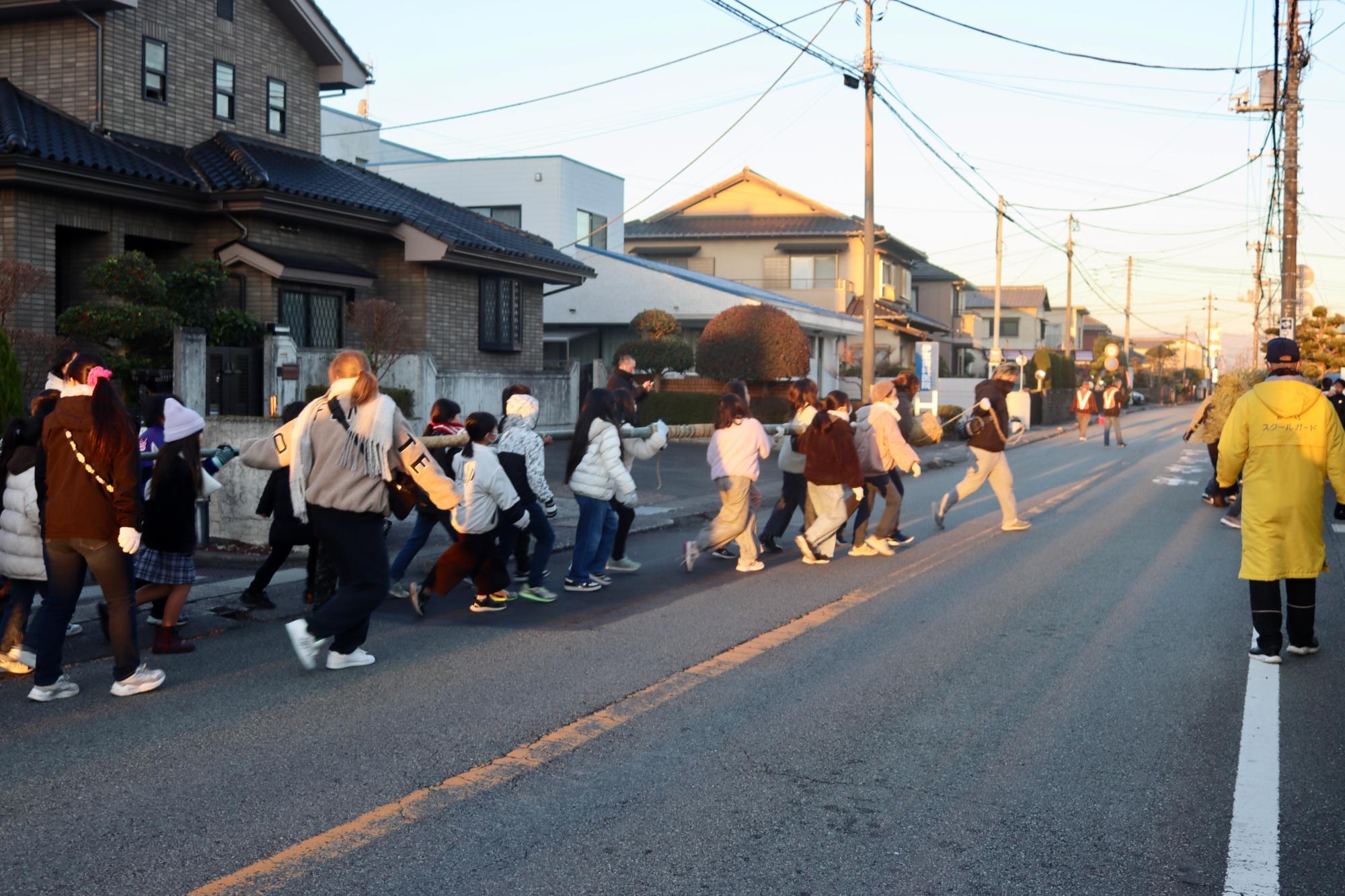 独特の掛け声とともに道路を練り歩きます