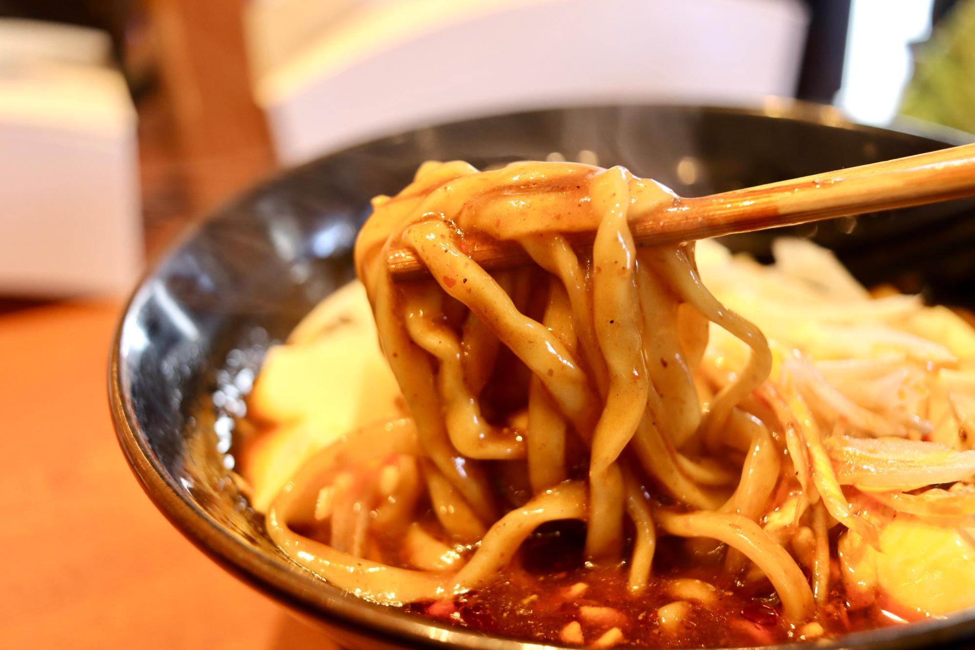 プリプリ食感で食べごたえたっぷりの極太麺