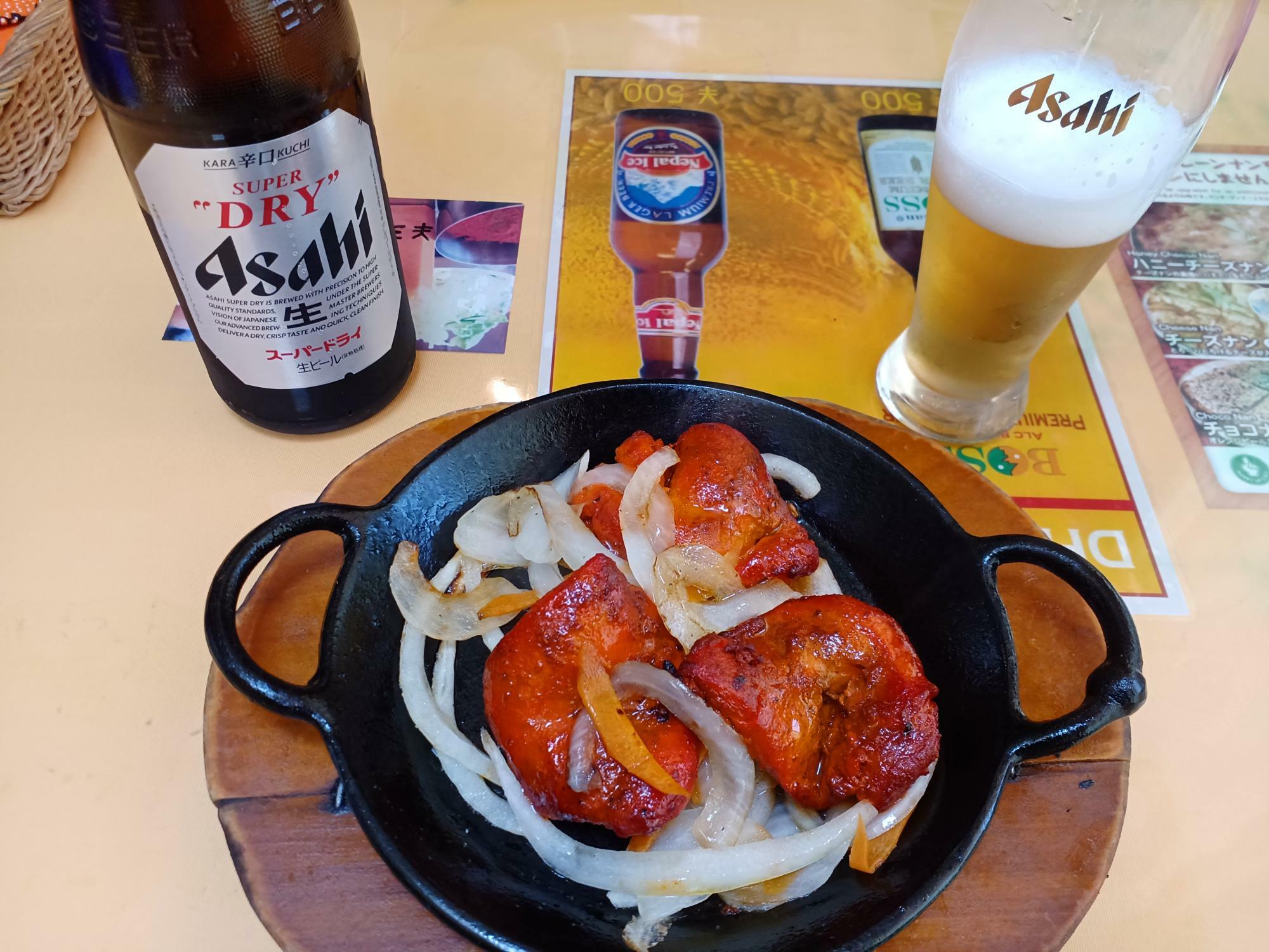 瓶ビールとチキンティッカ