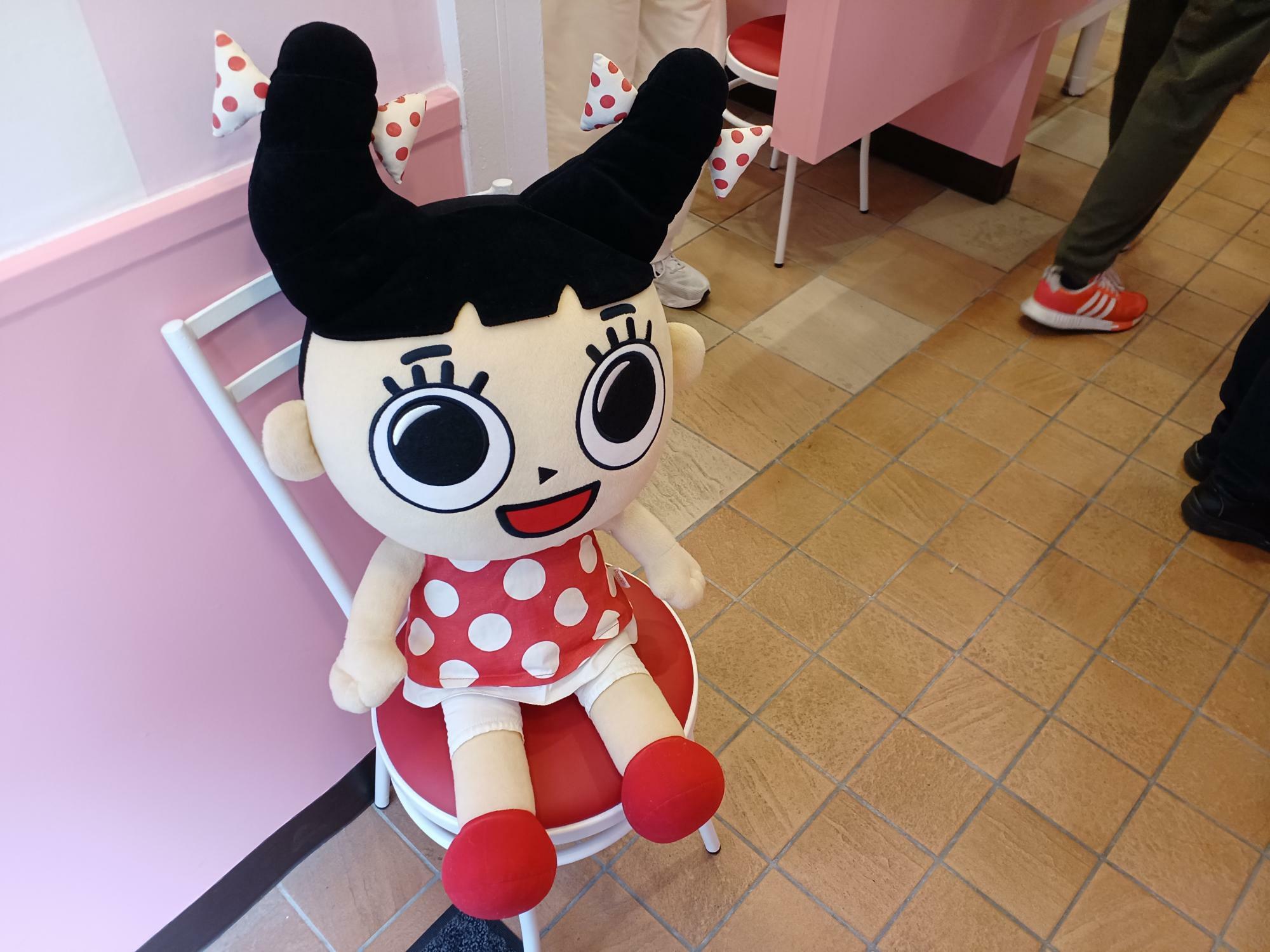 大須店で出迎えてくれた、スガキヤのマスコットキャラクター「スーちゃん」