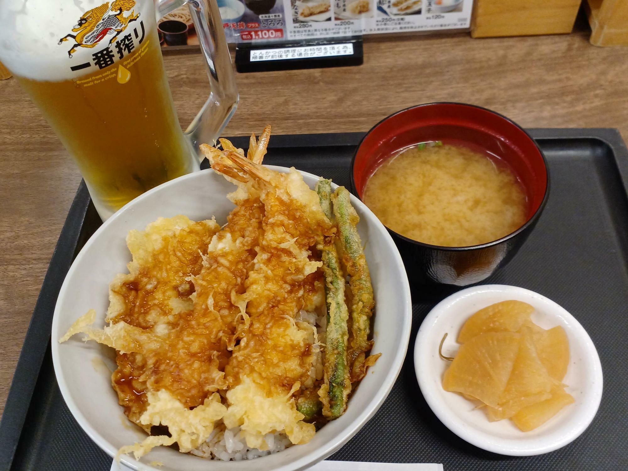 生ビール中ジョッキ（４９０円）とともに