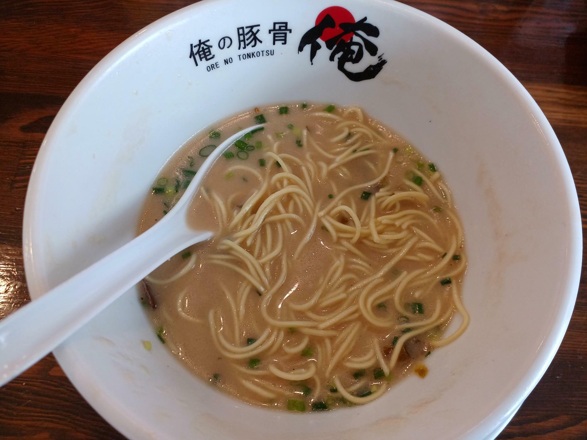 細麺にスープがよく絡む